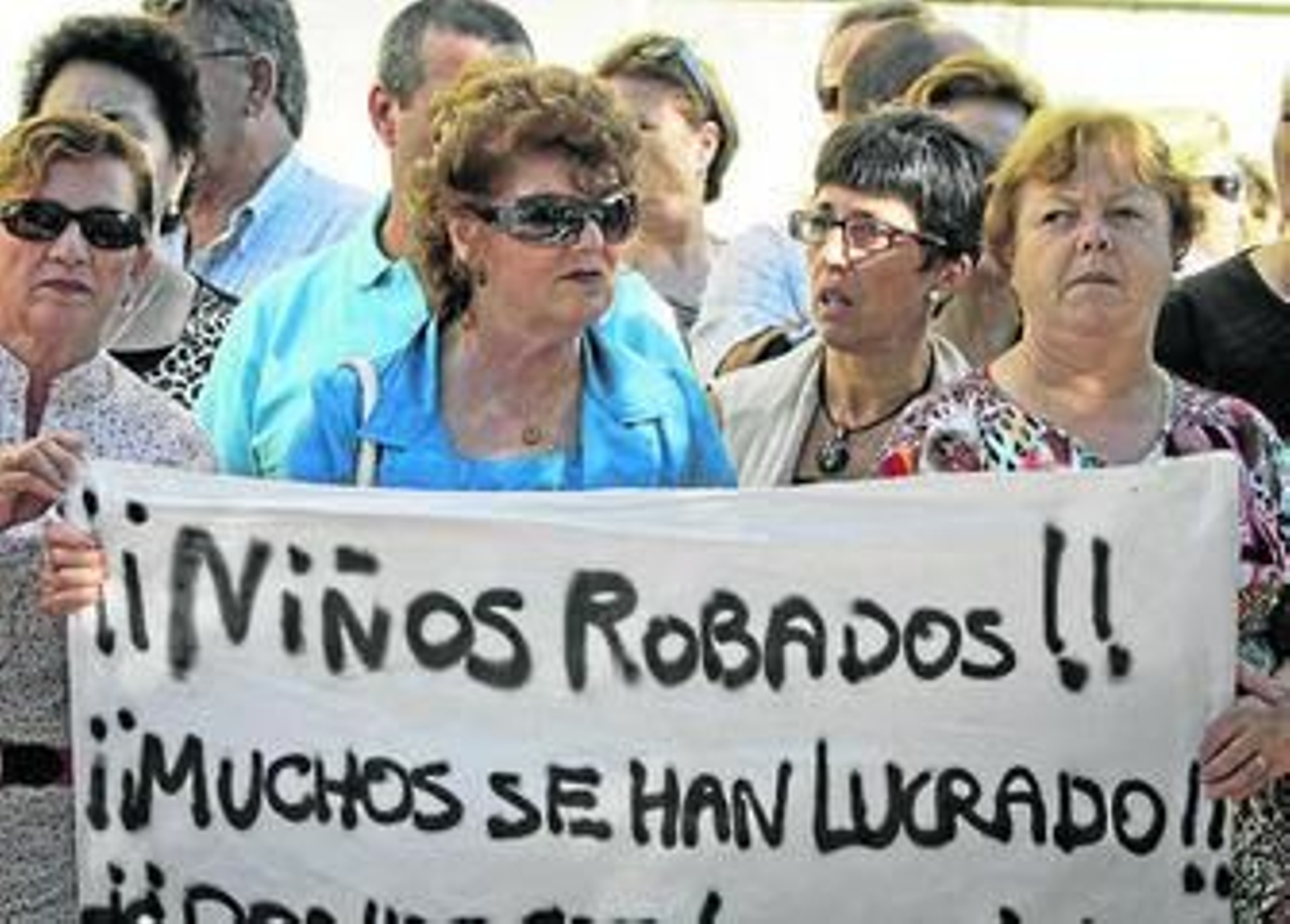 La imagen de la protesta por niños robados se ha expandido por toda España.