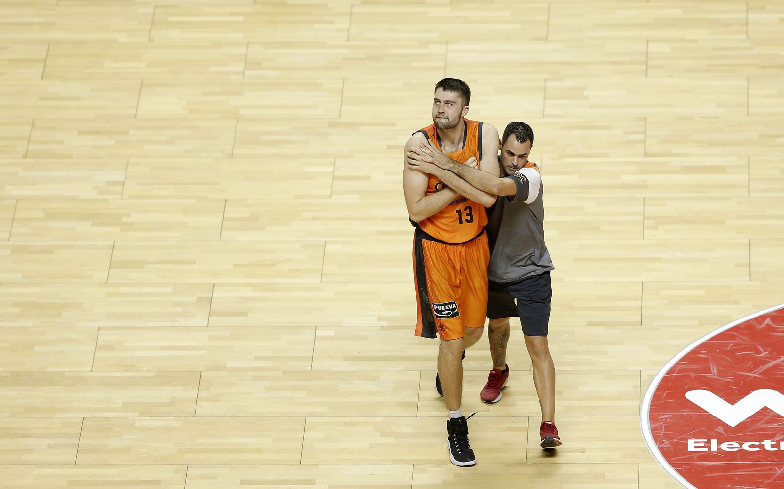 Mike Tobey se retira lesionado el pasado viernes.