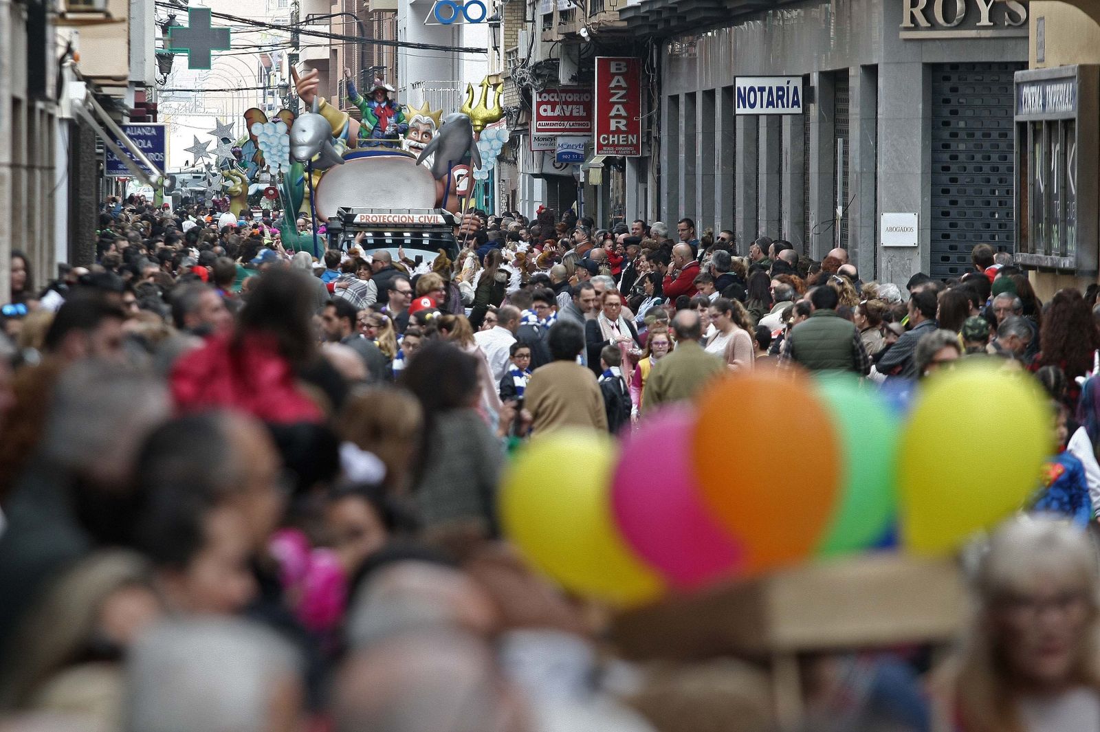 La calle Clavel de La Línea, totalmente llena durante la cabalgata, ayer.