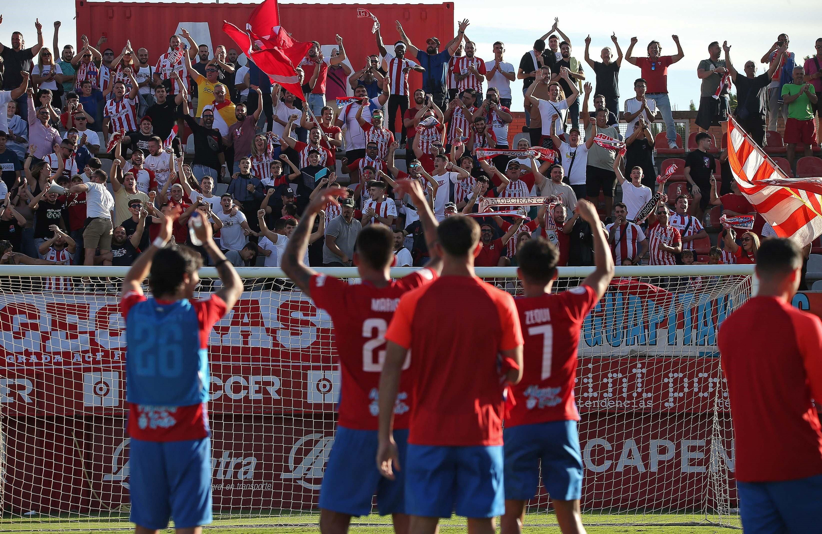 Aficionados y jugadores del Algeciras se saludan.