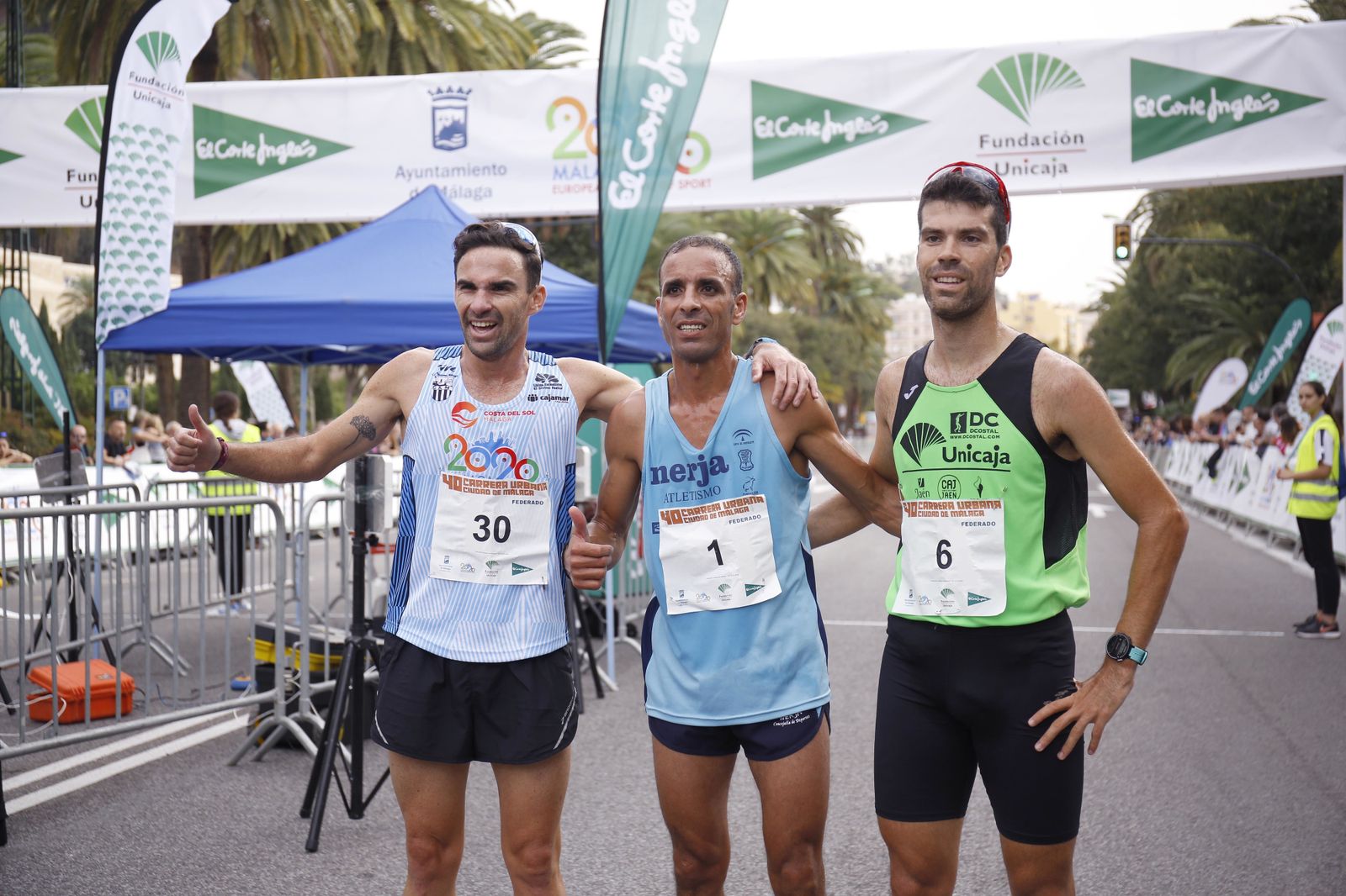 El Mouaziz posa junto a sus compañeros de podio tras ganar la prueba