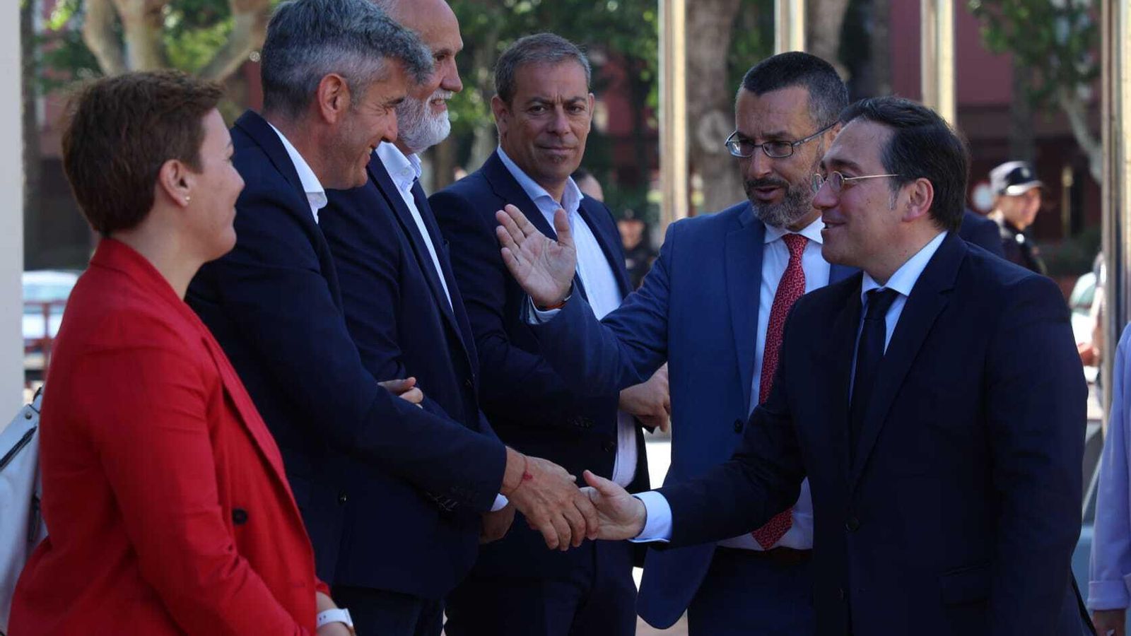 José Manuel Albares saluda al equipo de Gobierno de La Línea.