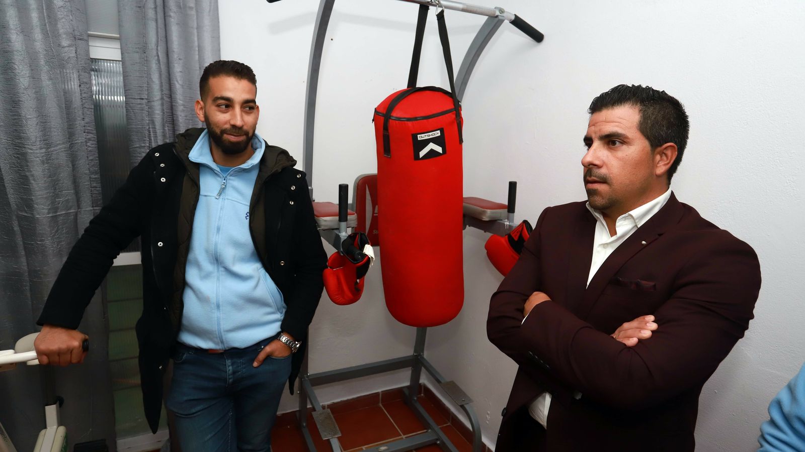 Mounir Kachkache y Juan Gil en el gimnasio del centro de menores