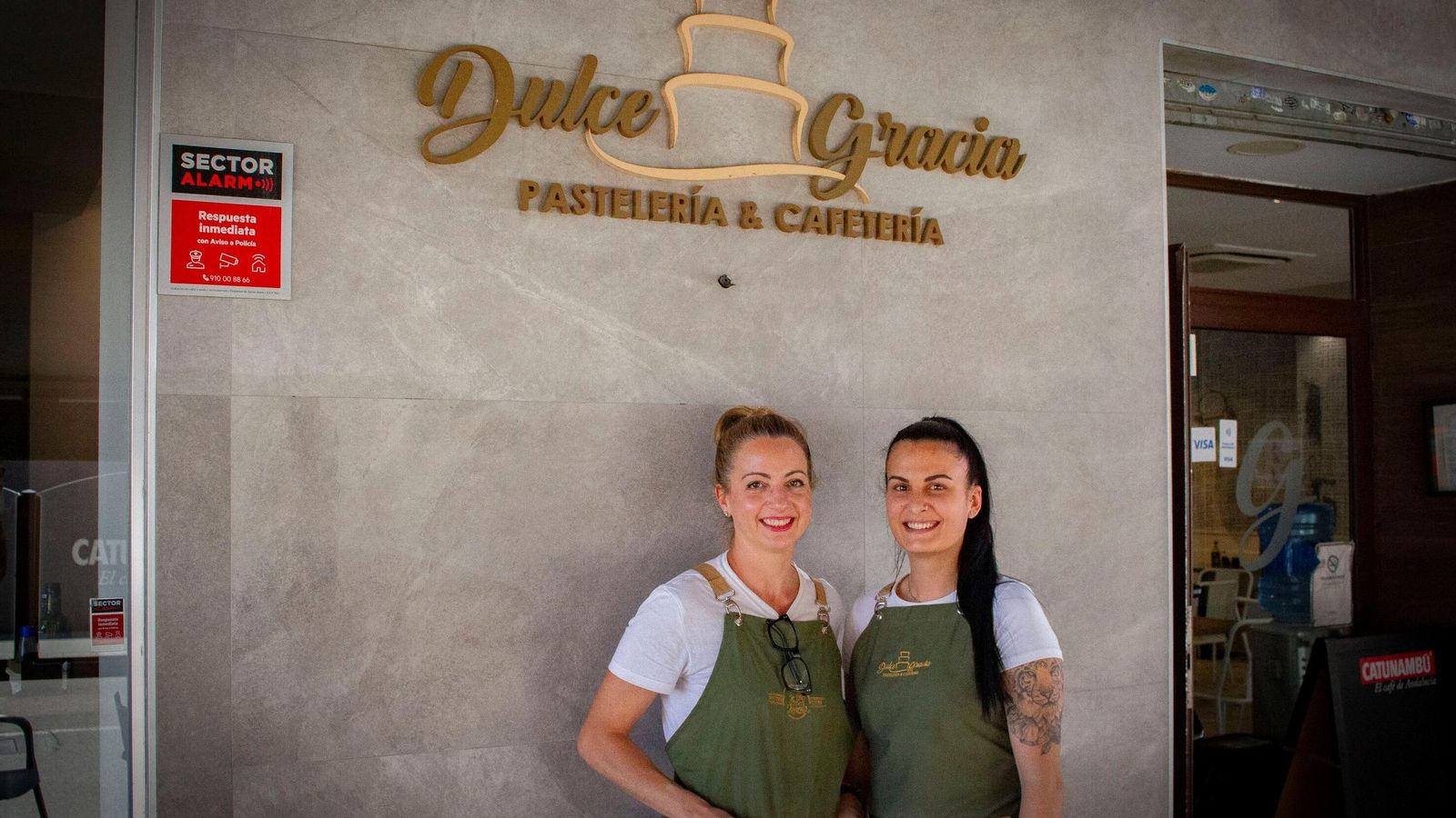 Mariló junto a su empleada más antigua, Pilar Montoro.