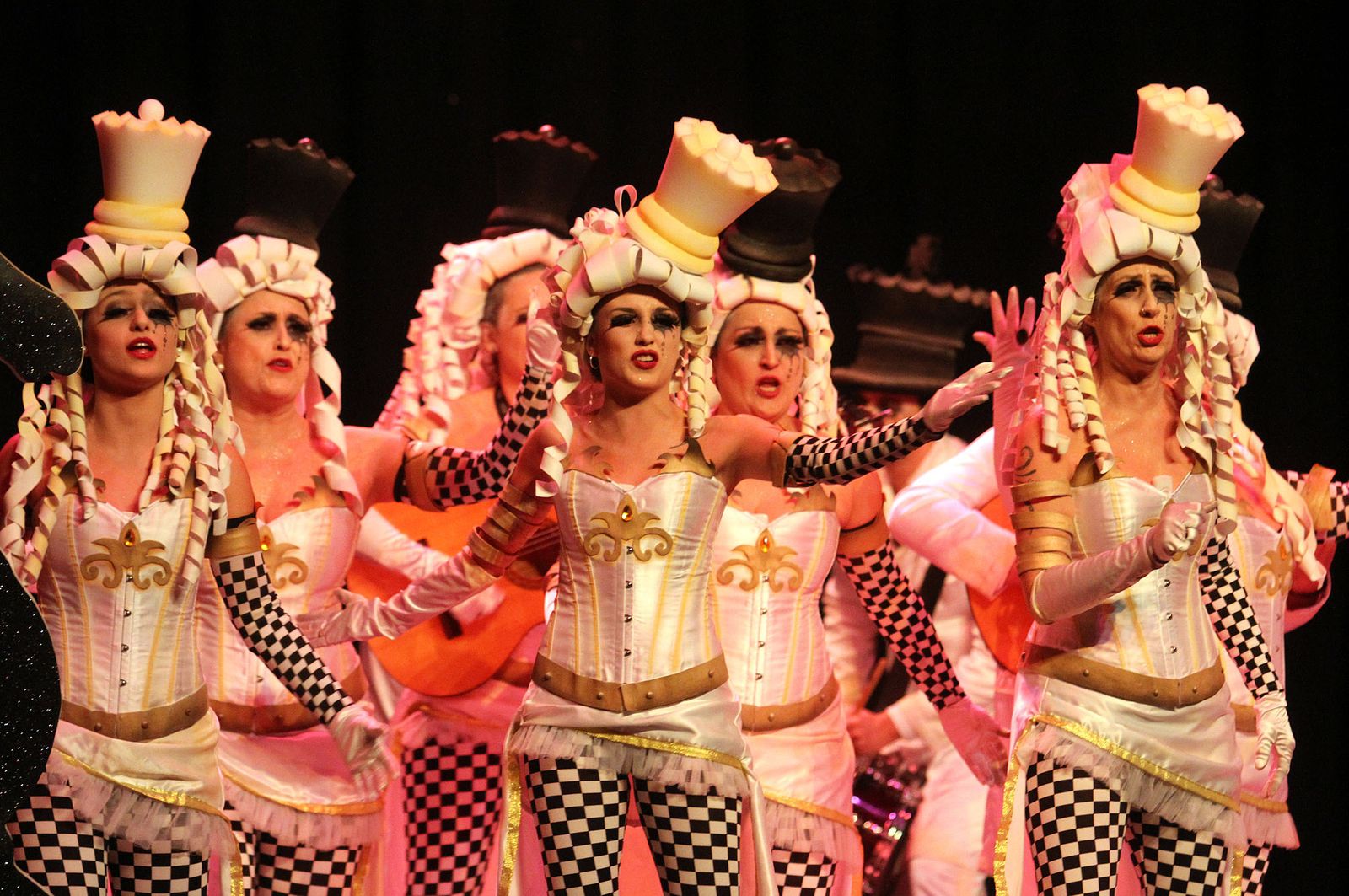 Integrantes de la agrupación de Minas de Riotinto, La dama, en el escenario del Gran Teatro.