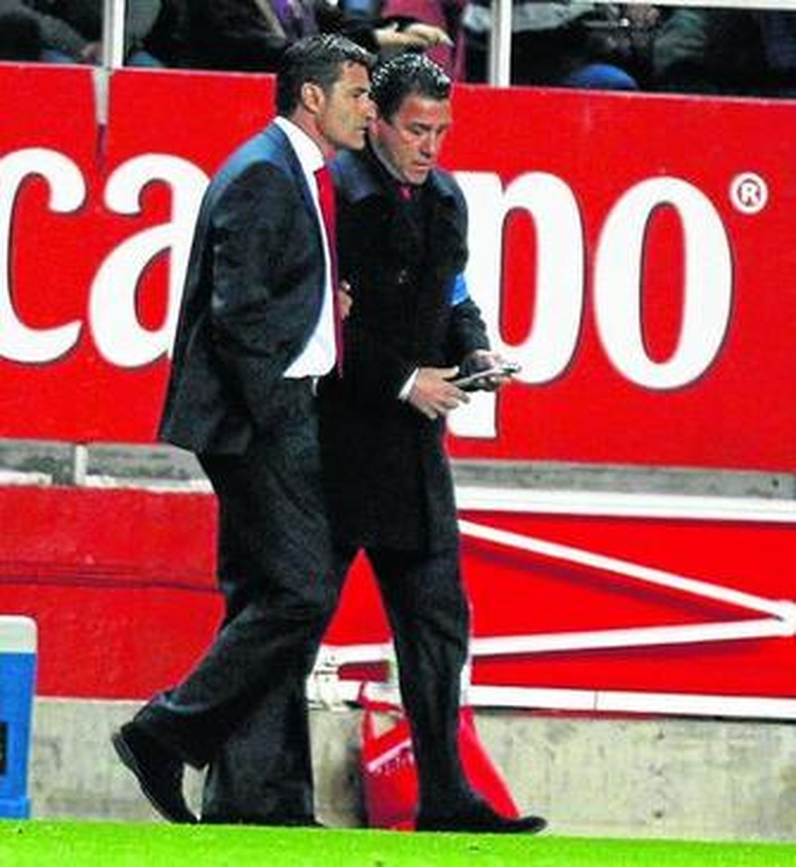 Míchel dialoga con el delegado del Sevilla, Juan Martagón.