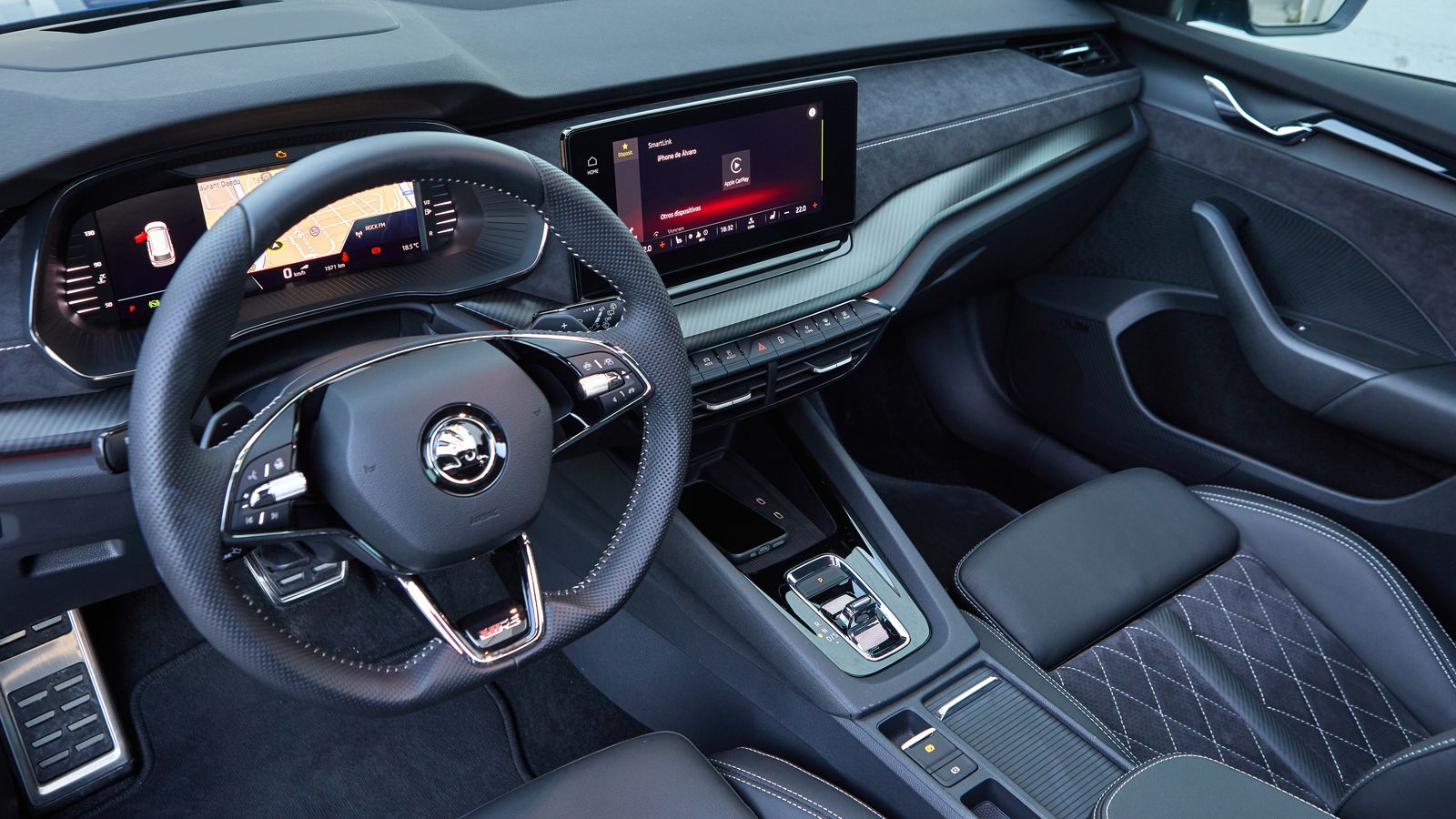 Volante, asientos e, incluso, la instrumentación son diferentes en los RS.