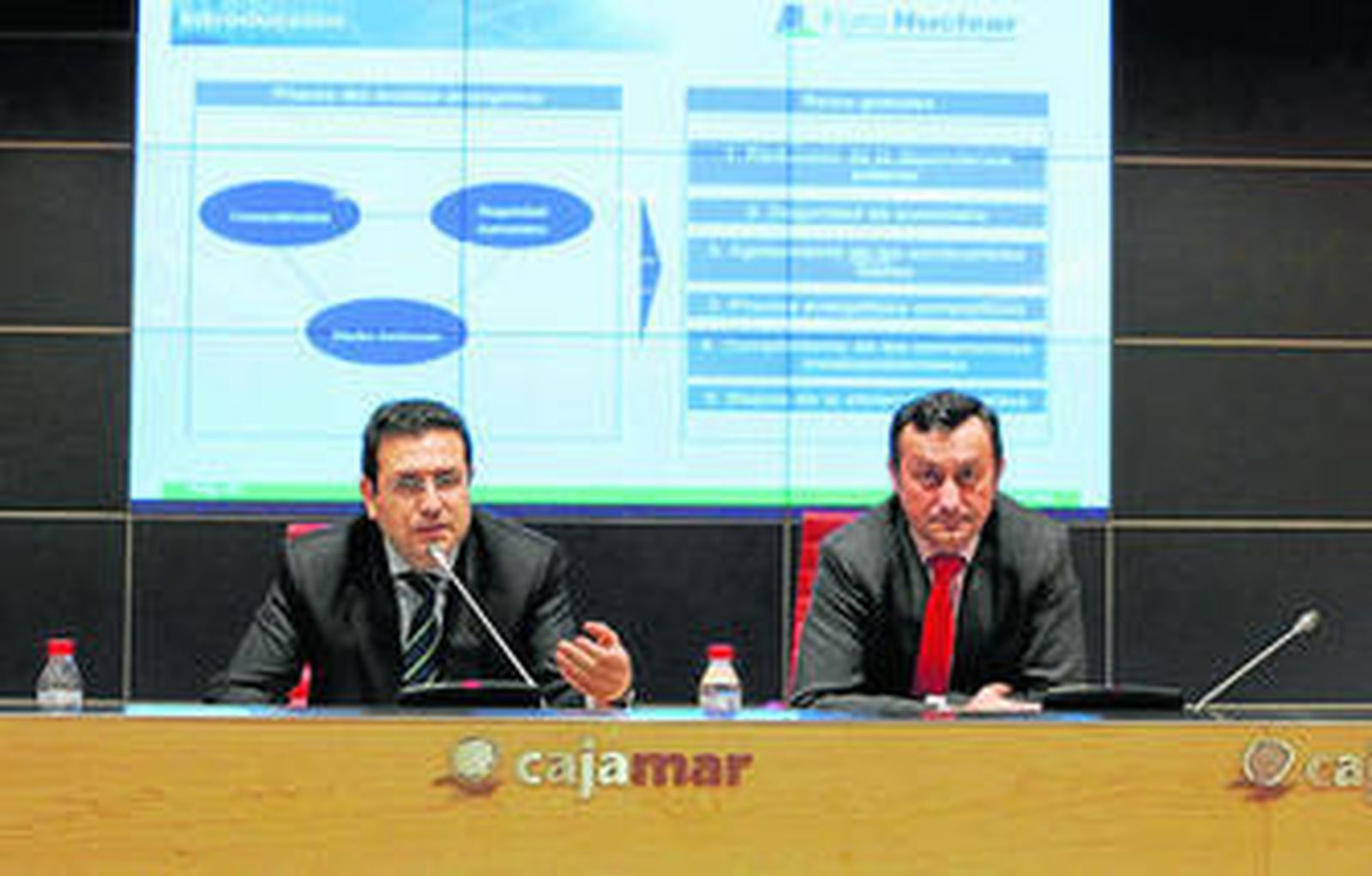 El ponente Antonio González y Luis Díaz, delegado del Colegio Oficial de Ingenieros de Minas del Sur.