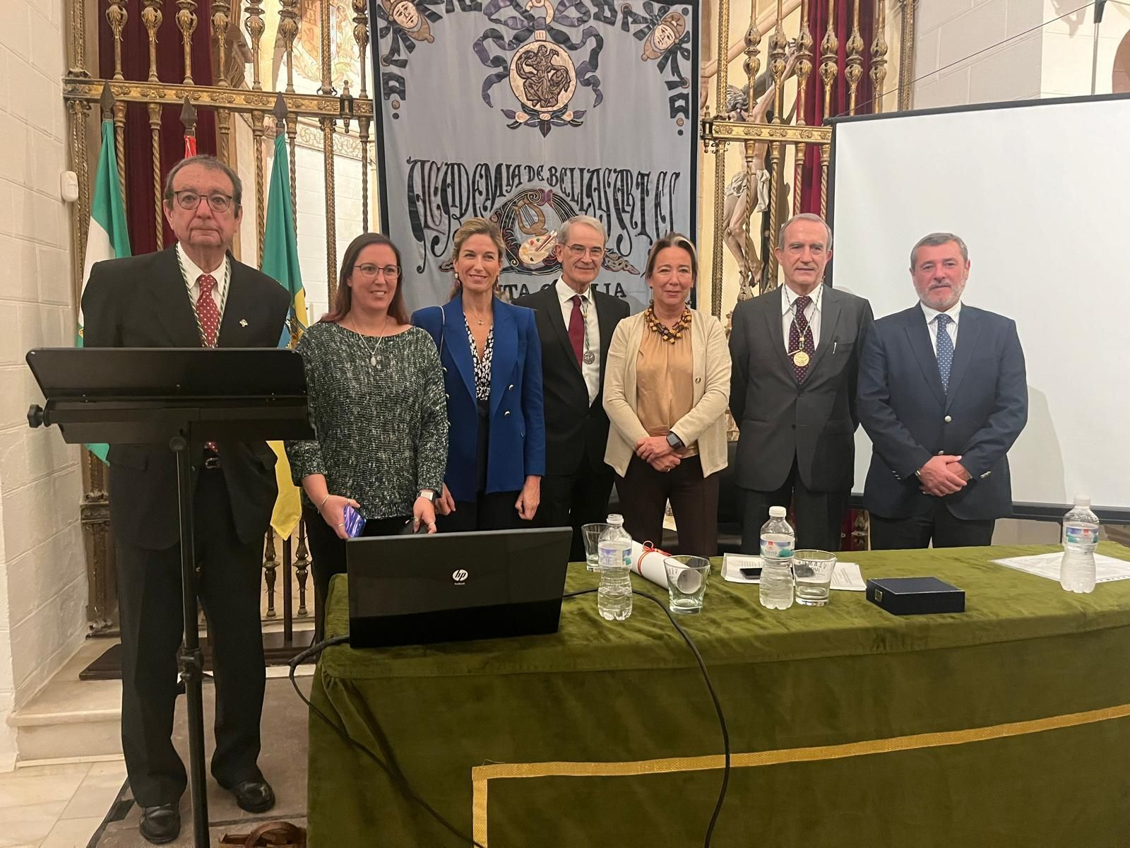 El nuevo académico, junto a concejales del Ayuntamiento, miembros de Santa Cecilia y el delegado territorial Alfonso Candón. El nuevo académico, junto a concejales del Ayuntamiento, miembros de Santa Cecilia y el delegado territorial Alfonso Candón.