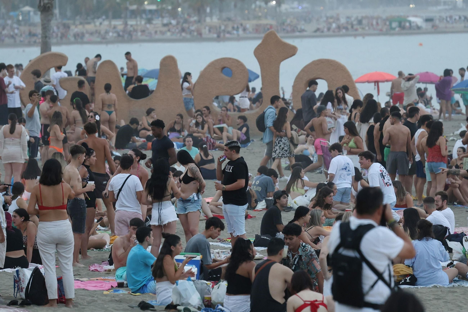 Así se vive la noche de San Juan en la playa de la Malagueta de Málaga, en fotos