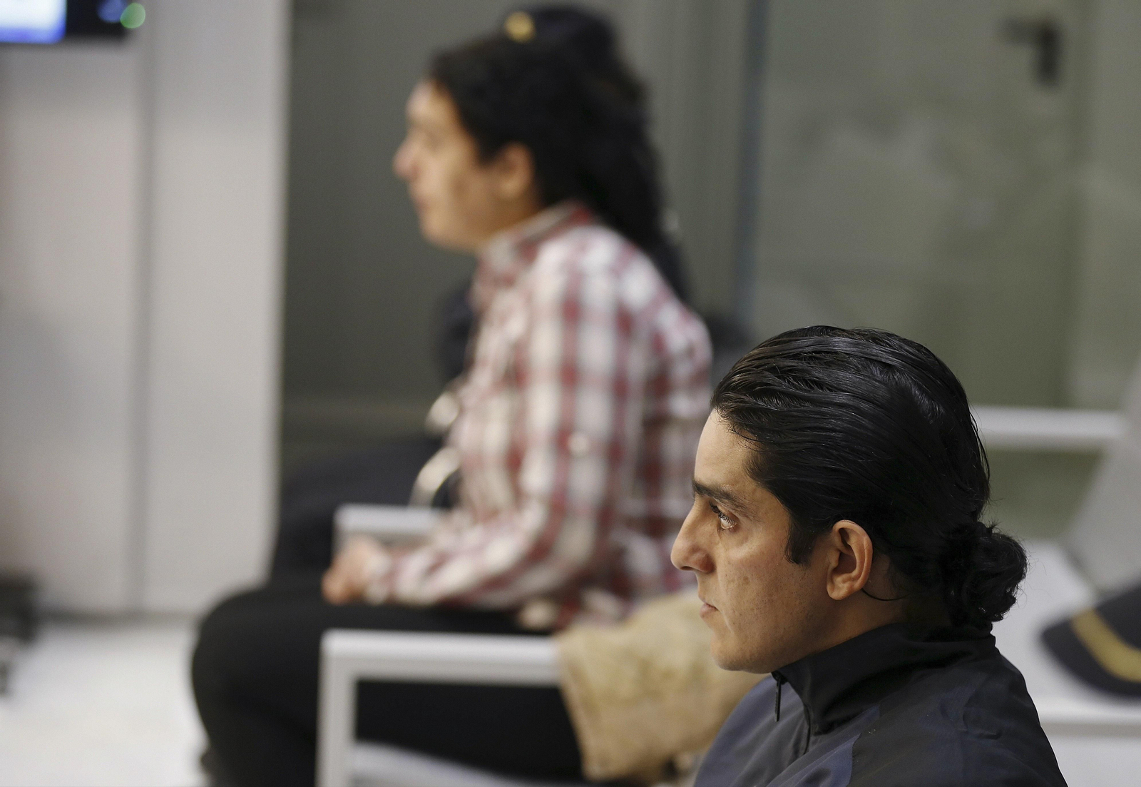 Choukri  El Hadouchi y Sara Vallejo, al fondo, durante el juicio.