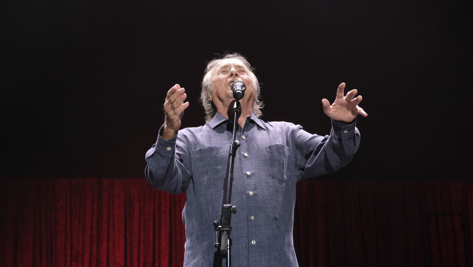 Joan Manuel Serrat, durante su actuación en el Córdoba.