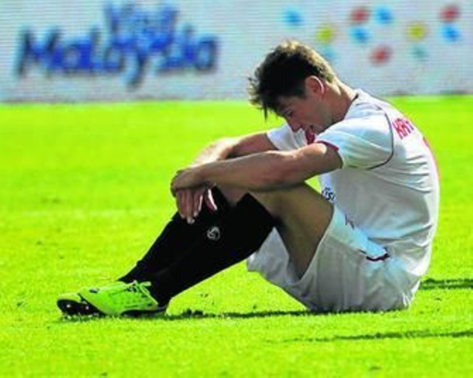 Krychowiak, sentado en el césped en un partido con el Sevilla.