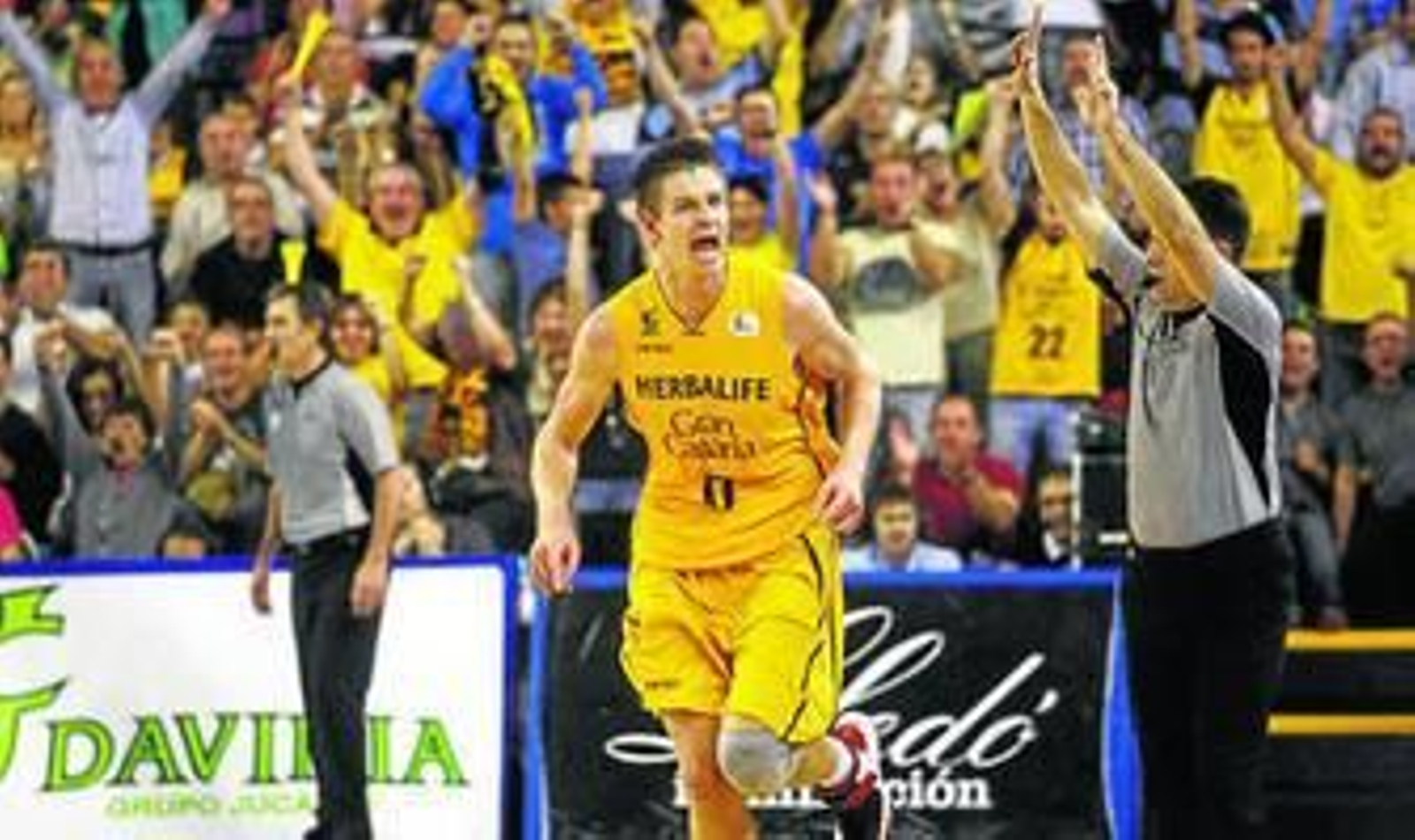 Spencer Nelson celebra una canasta en un partido. Spencer Nelson celebra una canasta en un partido.