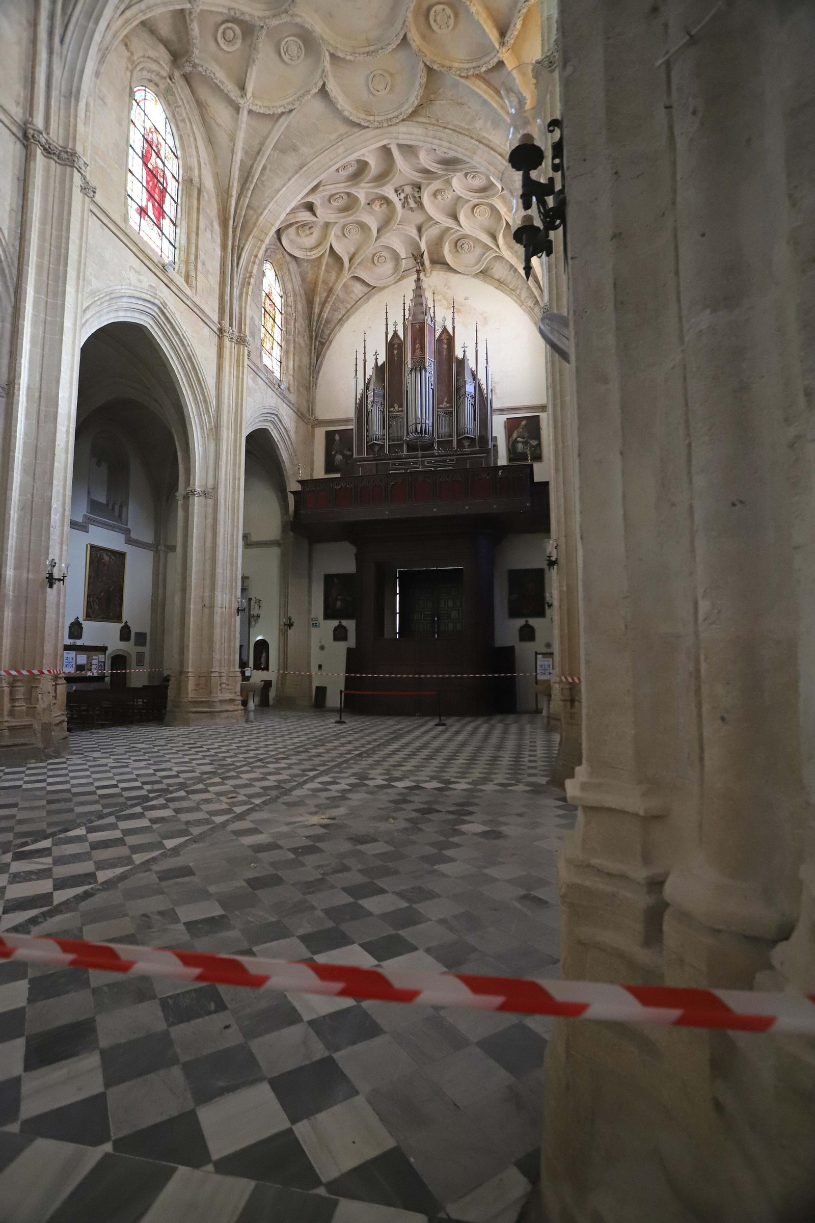 Fotos de los daños en las vidrieras de la iglesia de San Mateo, en Tarifa