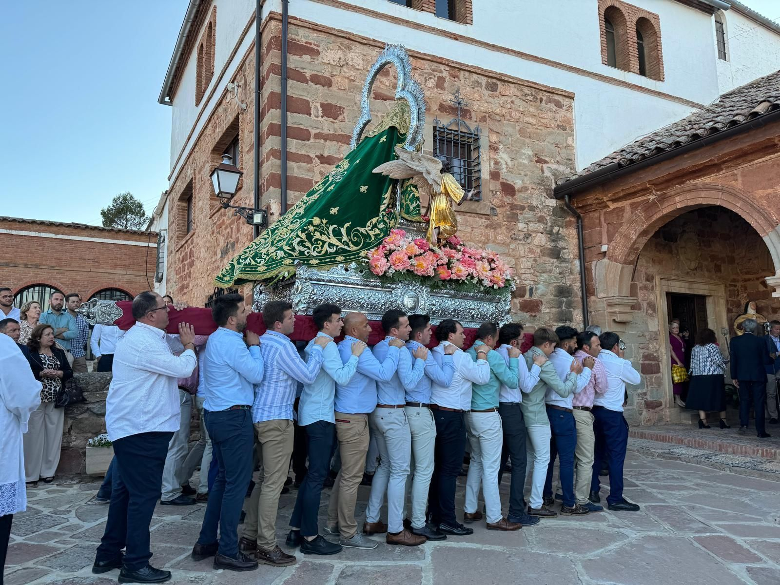 En imágenes: La patrona de Santisteban procesiona y renueva su mayordomía otro Pascuamayo