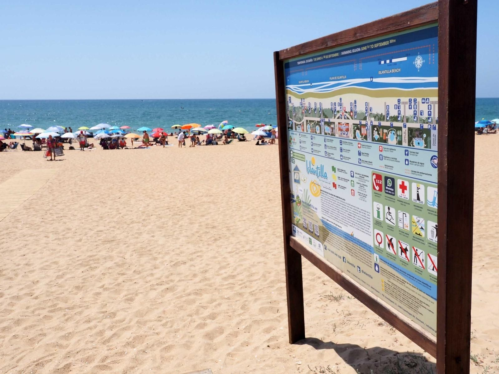 Ambiente de la playa de Islantilla una tarde de verano