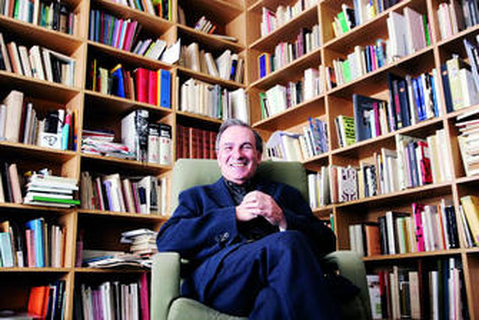 El poeta José-Miguel Ullán, rodeado de libros.