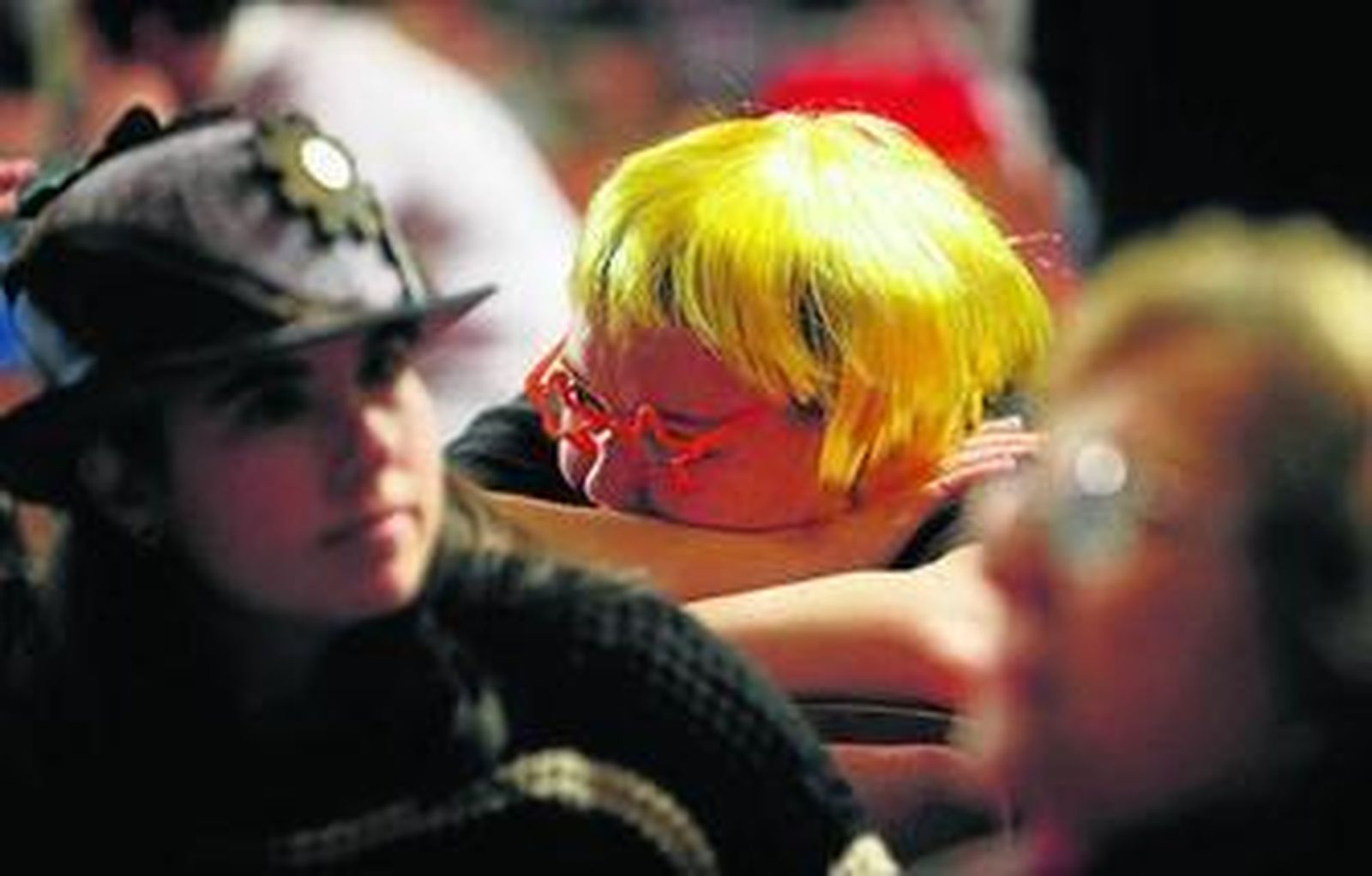 Una mujer dormita en el patio de butacas en la gran final del Concurso de Agrupaciones 2015.