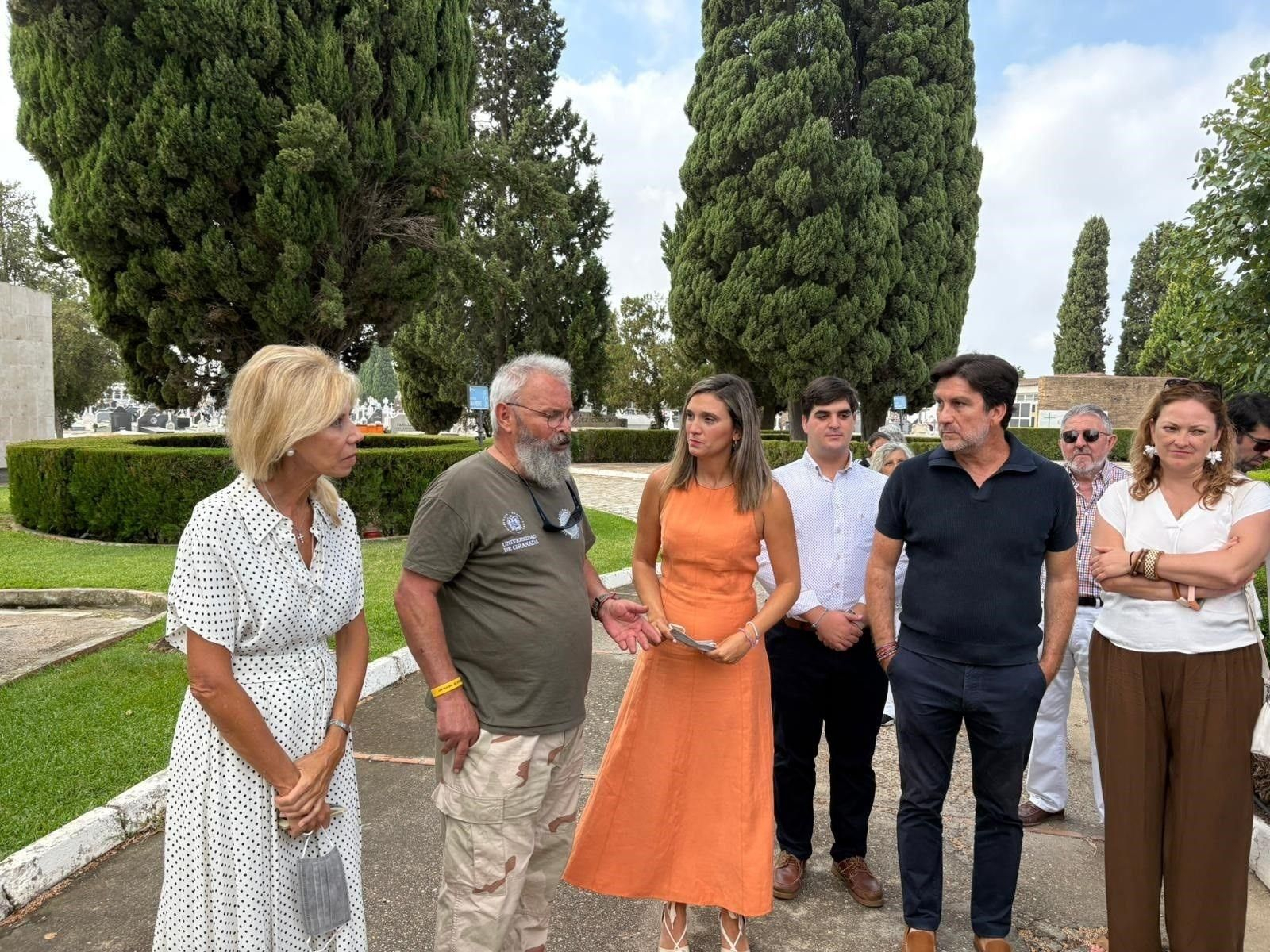 La vicesecretaria general del PSOE-A y portavoz del Grupo Socialista en el Parlamento andaluz, María Márquez, en su visita a los trabajos de exhumación que se llevan a cabo en el cementerio de Huelva.