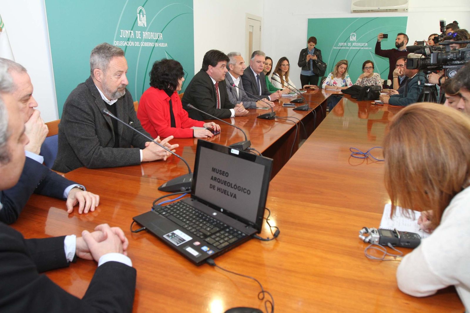 El consejero de Cultura, Miguel Ángel Vázquez, presenta el proyecto de rehabilitación del Banco de España como sede del Museo Arqueológico de Huelva.
