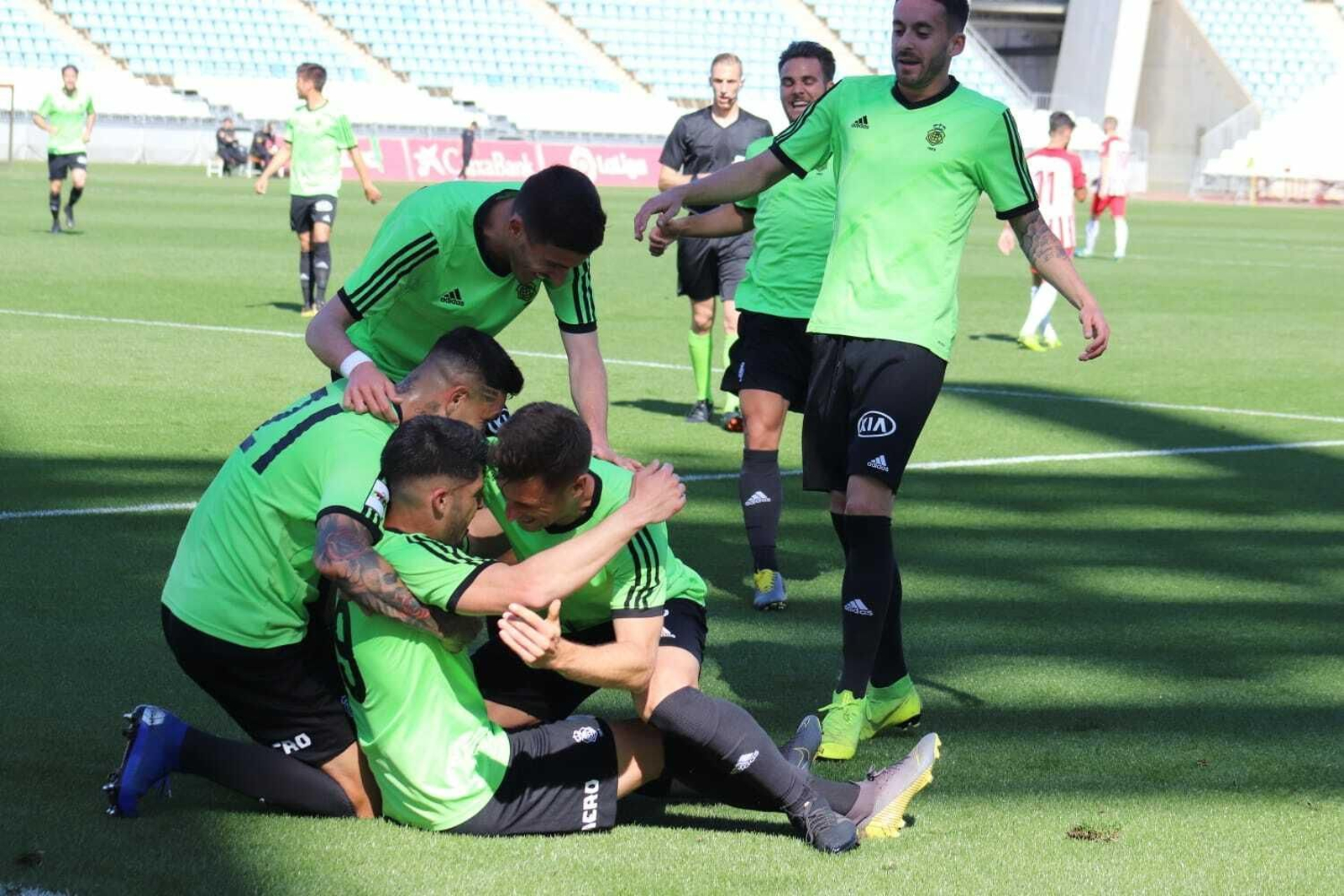 Los jugadores del Recre celebran el gol de Caye Quintana.
