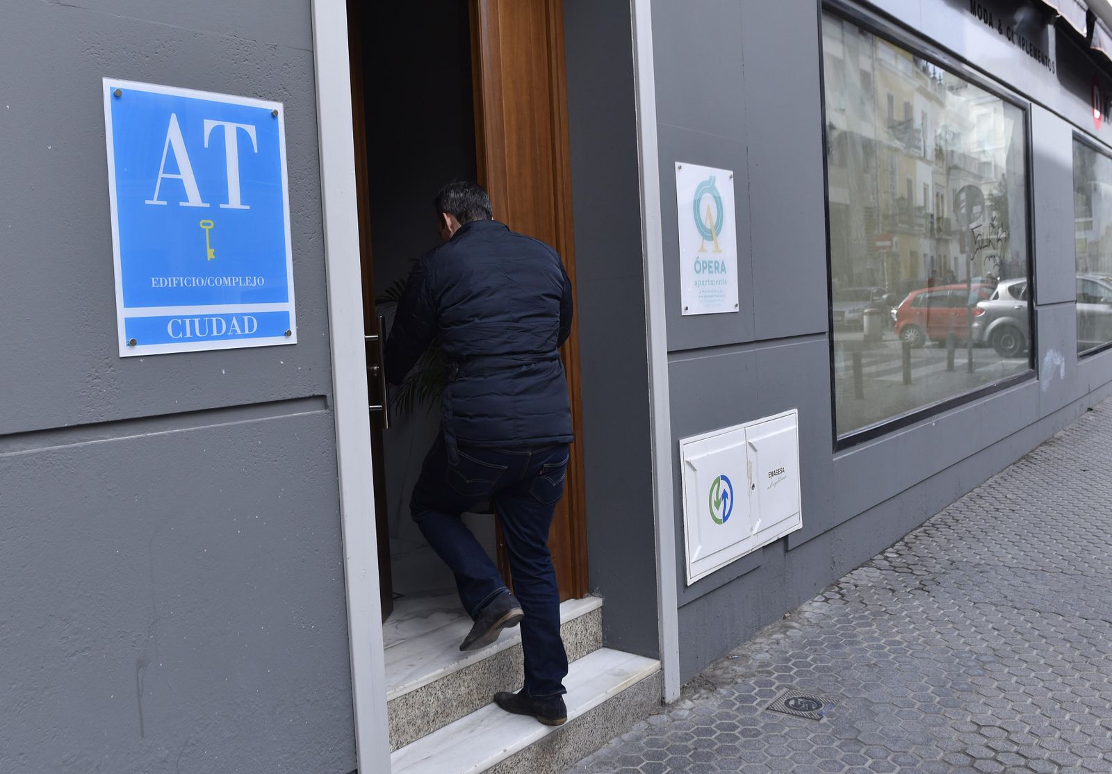 Un hombre entra en un apartamento turístico. / Reportaje gráfico: Juan Carlos Vázquez