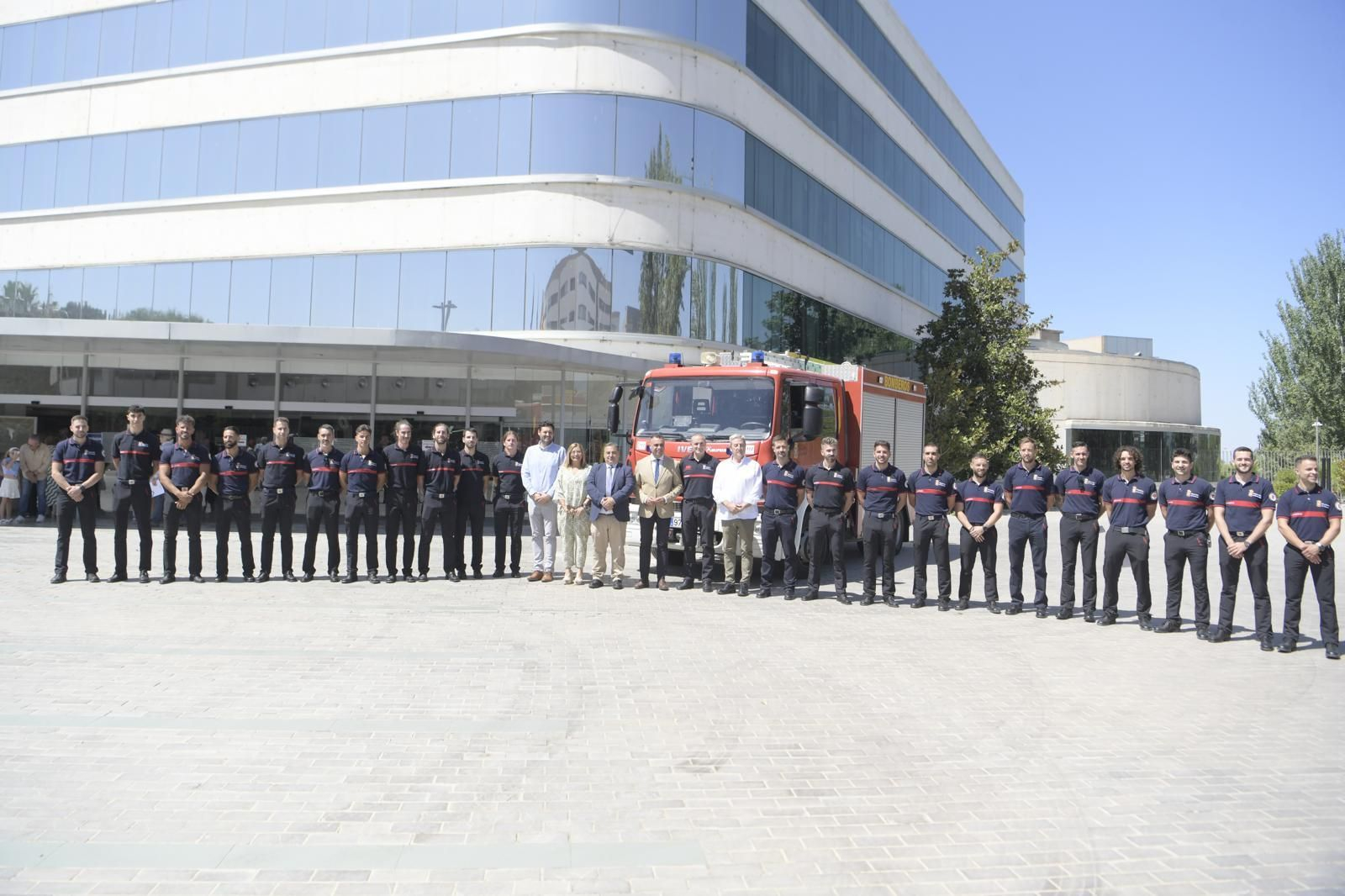 Imagen de los nuevos miembros posando en la sede de la Diputación de Granada