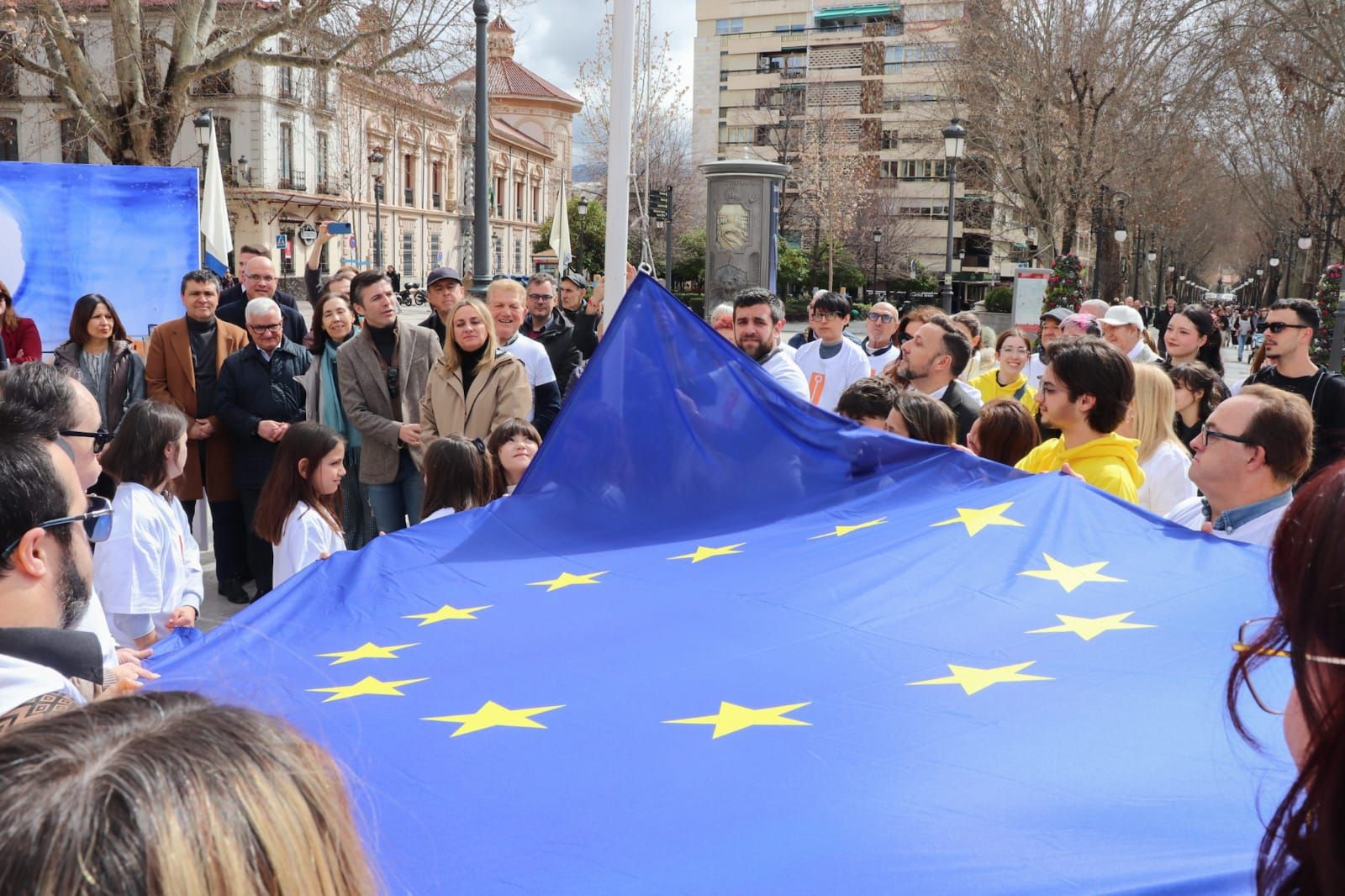 Acción de izado de la bandera de Europa en Puerta Real.