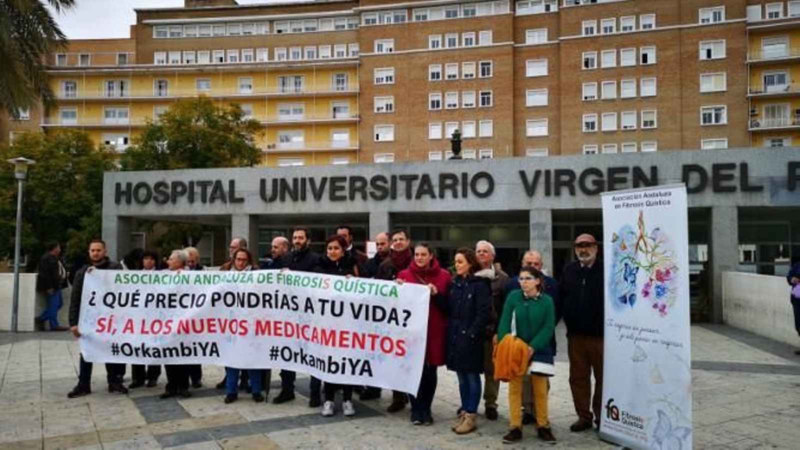 Protesta de los afectados de fibrosis quística ante el Virgen del Rocío.