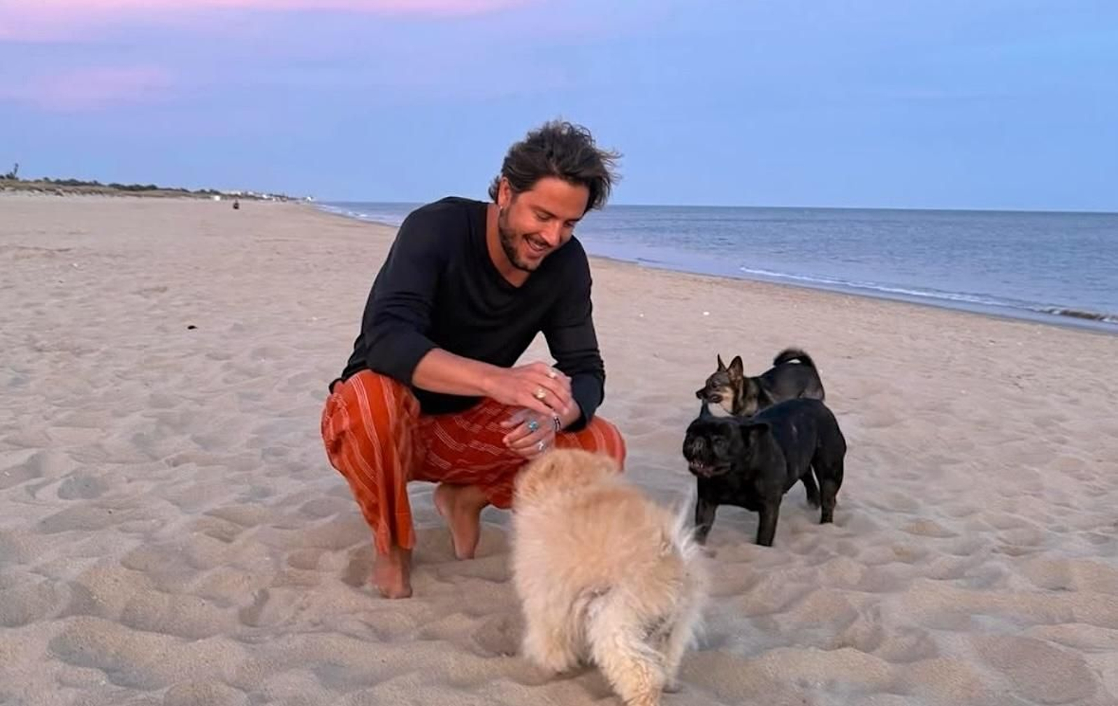 Manuel Carrasco junto a sus perros en esta paradisíaca playa de Isla Cristina