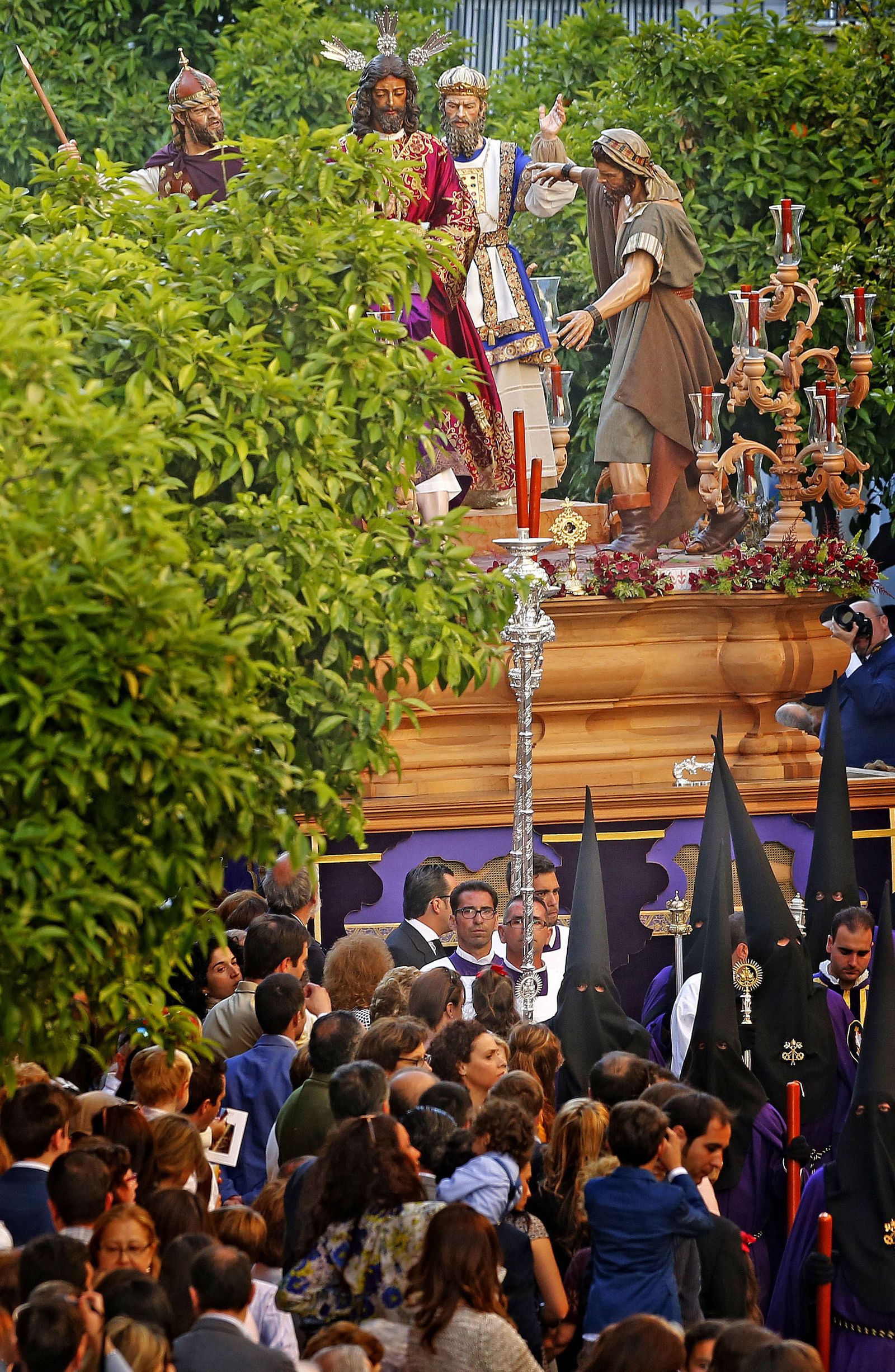 La Pasión, ayer, durante los primeros metros por la Carrera Oficial de su historia.