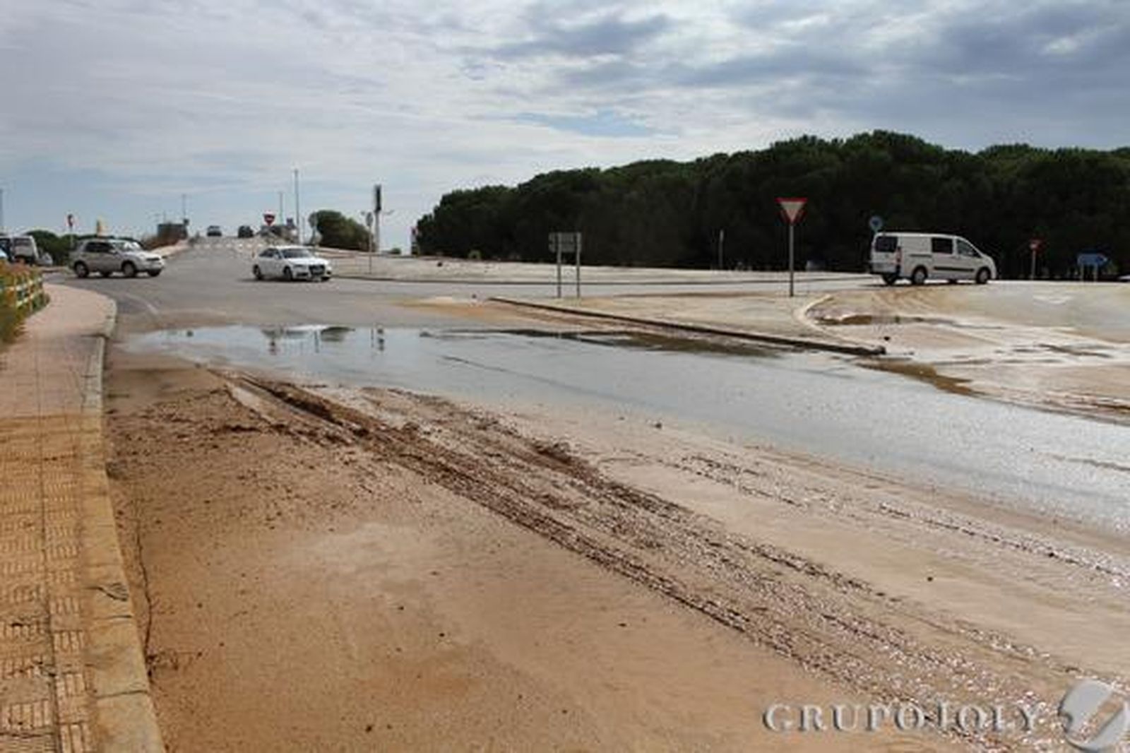 Los bomberos realizan más de treinta intervenciones por achique de agua en apenas cinco horas, sobre todo en La Línea y Algeciras./Fotos:Fran Montes/Paco Guerrero  Foto: Fran Montes/Paco Guerrero