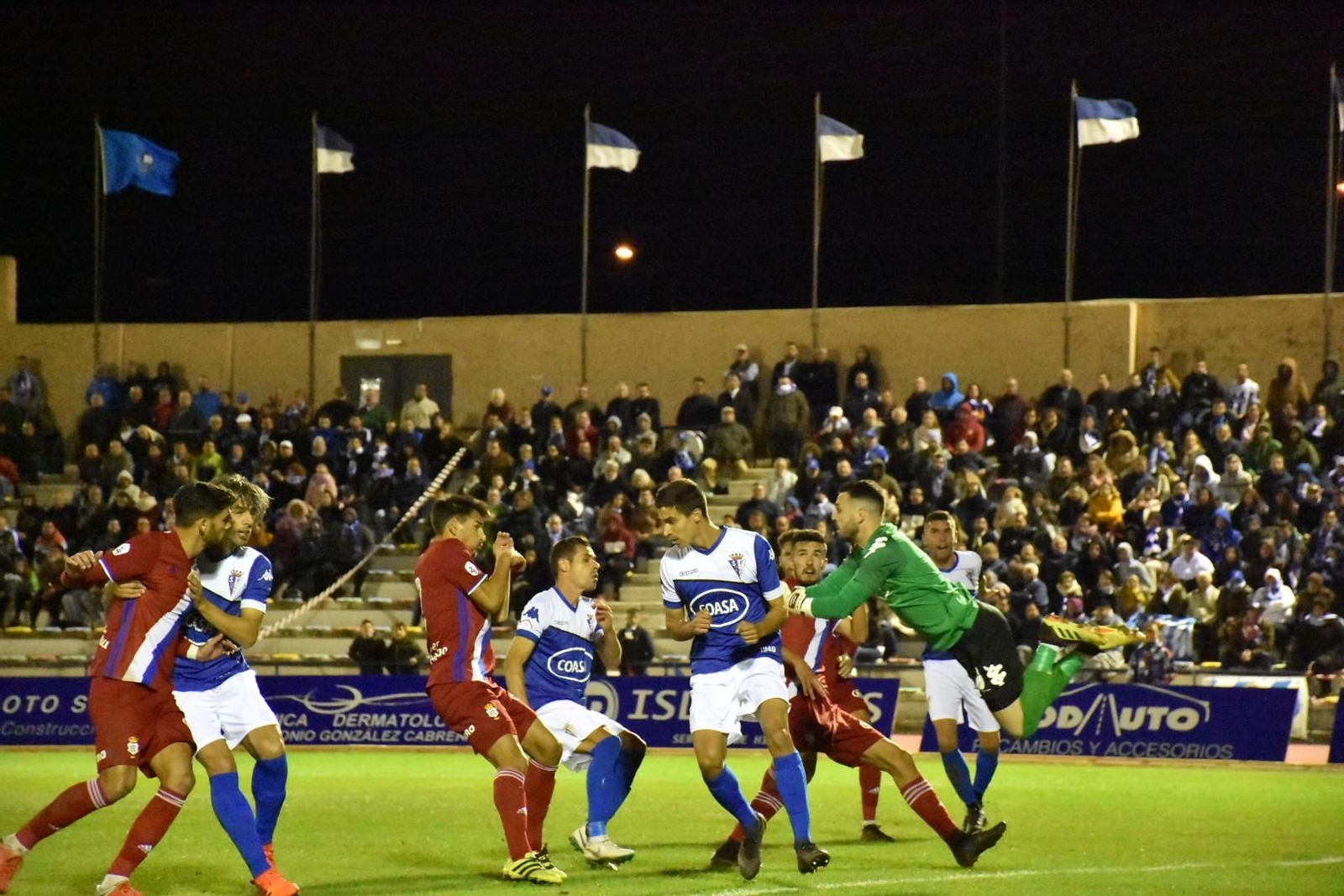 Rubén Gálvez despeja de puños un lanzamiento de esquina del Recre.