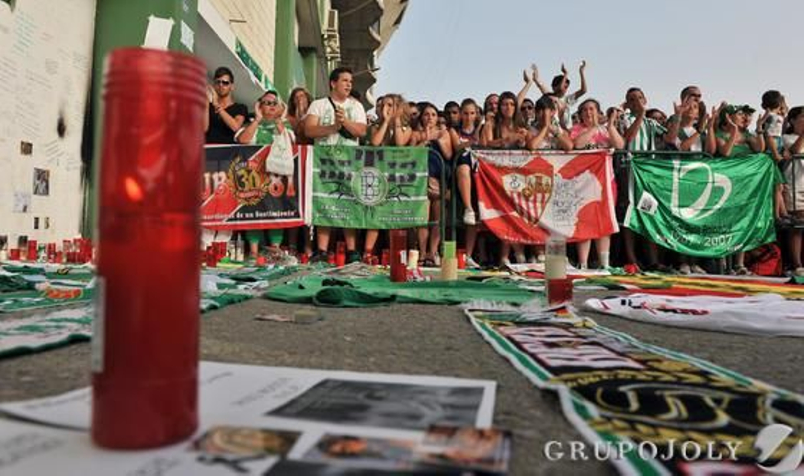 Aficionados en la puerta de cristal del Benito Villamarín.

Foto: Juan Carlos Muñoz