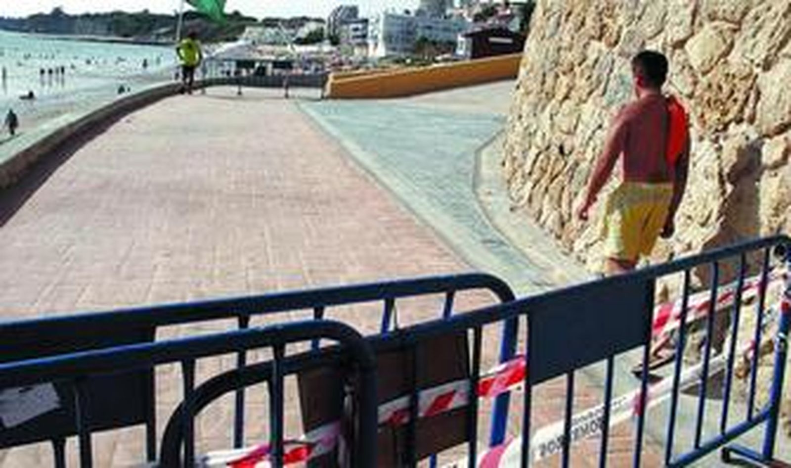 Un bañista se salta las vallas de protección para acceder a la playa de El Manantial, en la tarde de ayer.