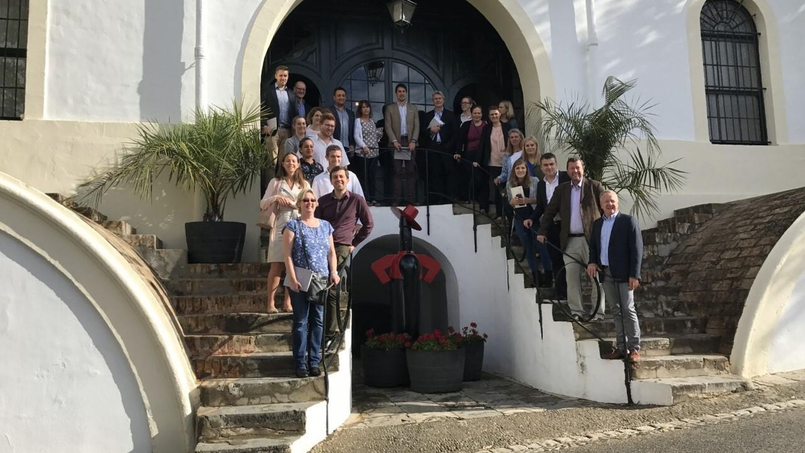 El equipo de González Byass UK, encabezado por Martin Skelton, en una foto de familia en las bodegas Tío Pepe.
