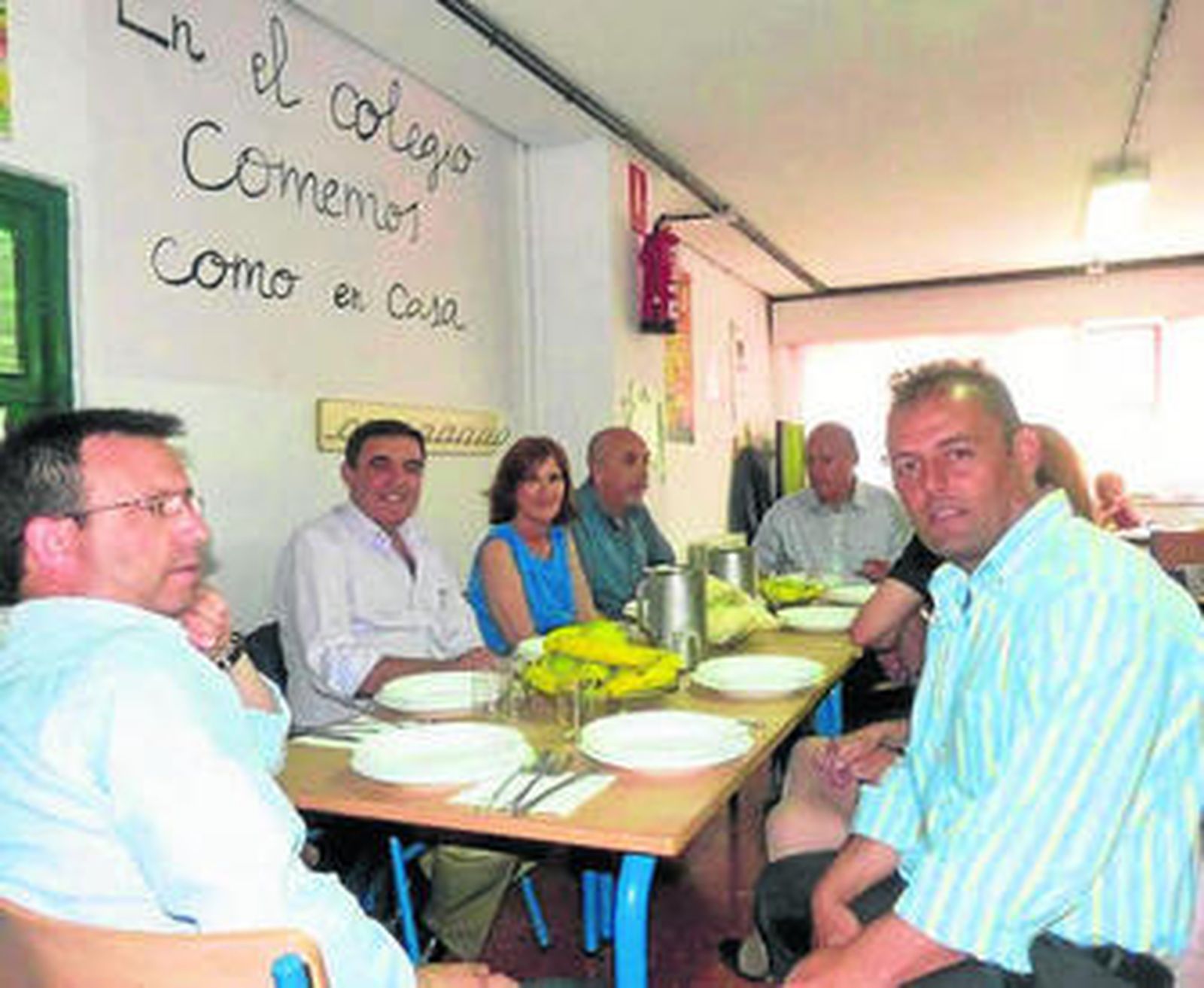 Vicente Zarxa con miembros del Ampa, en una visita realizada en junio.