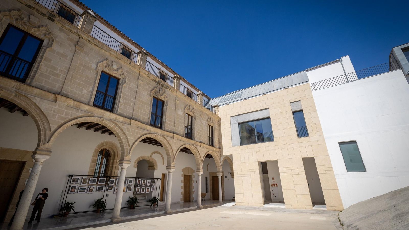 El patio interior y las zonas restauradas de El Hospitalito.