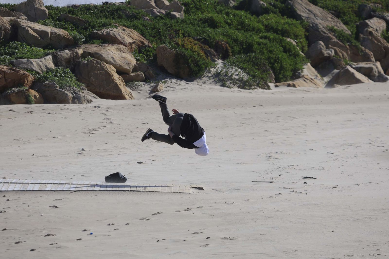 Las fotografías del paseo marítimo de Los Lances tras la borrasca Oriana