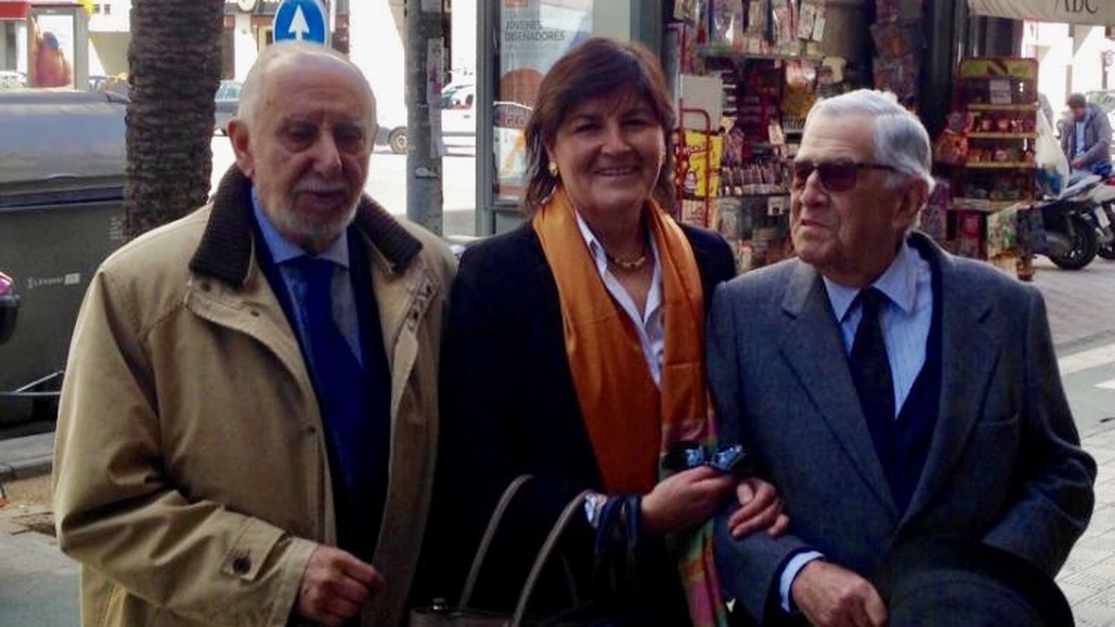 José de la Cruz (derecha), con María Pérez Galván y Alfredo Flores (izquierda), ex fiscal jefe de Sevilla