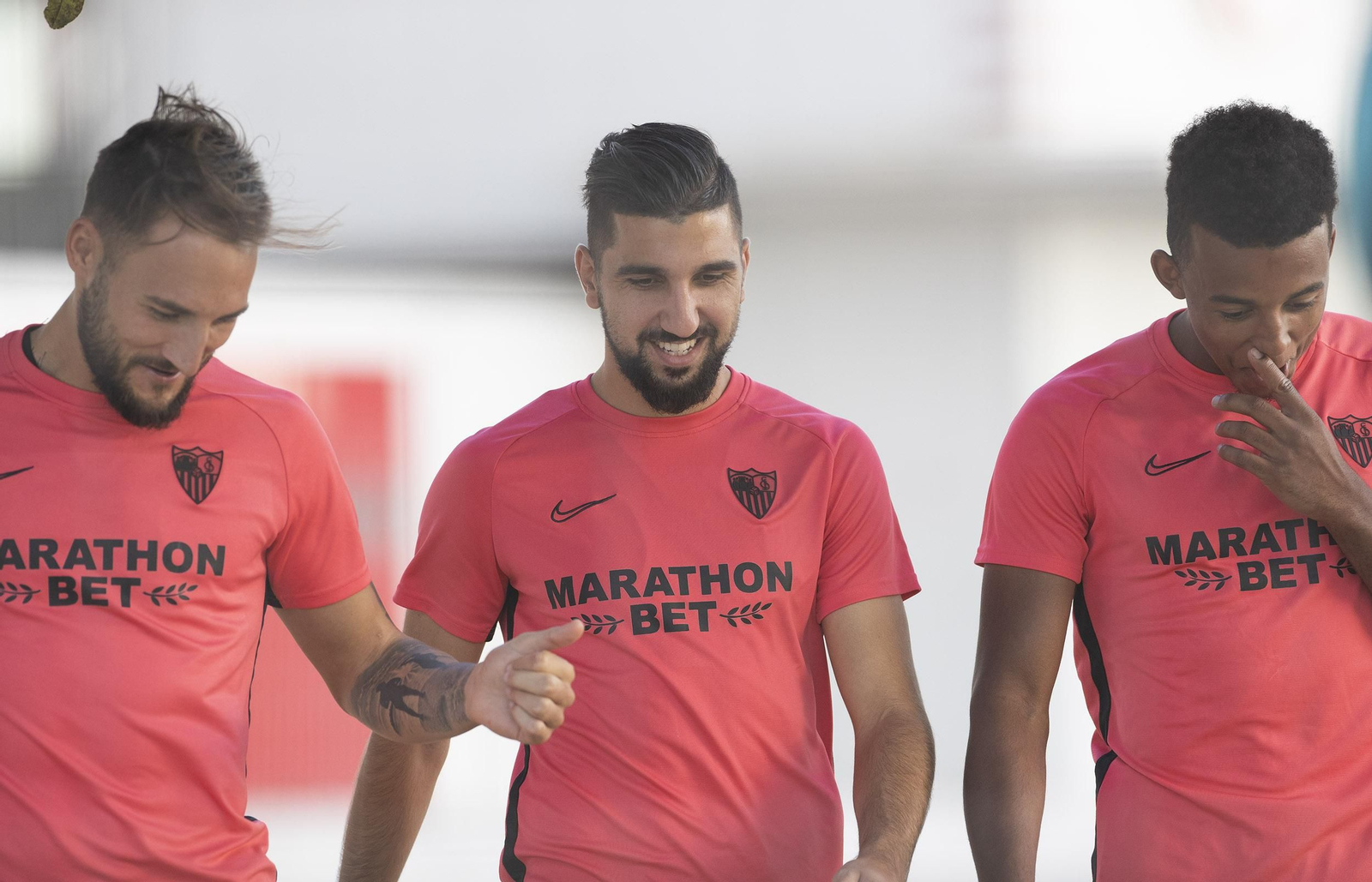 Gudelj y Koundé bromean con Dabbur en un entrenamiento.