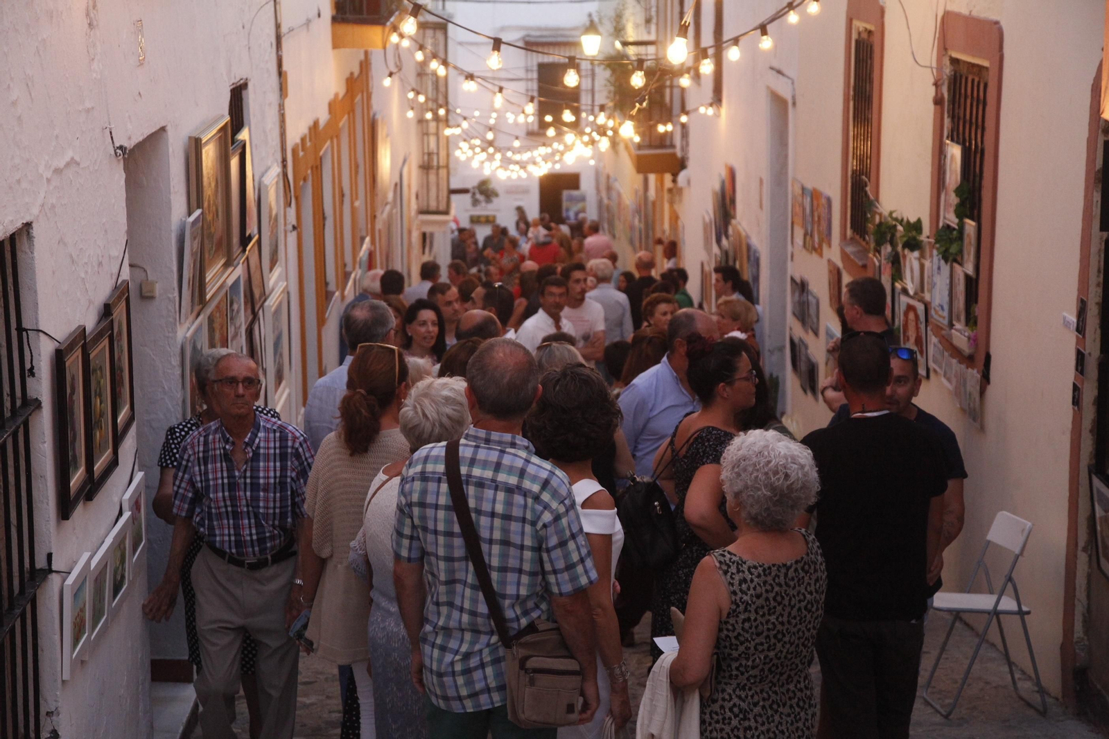Una de las calles principales en la muestra artística de anoche, repleta de público. La asistencia a esta propuesta es cada vez mayor.