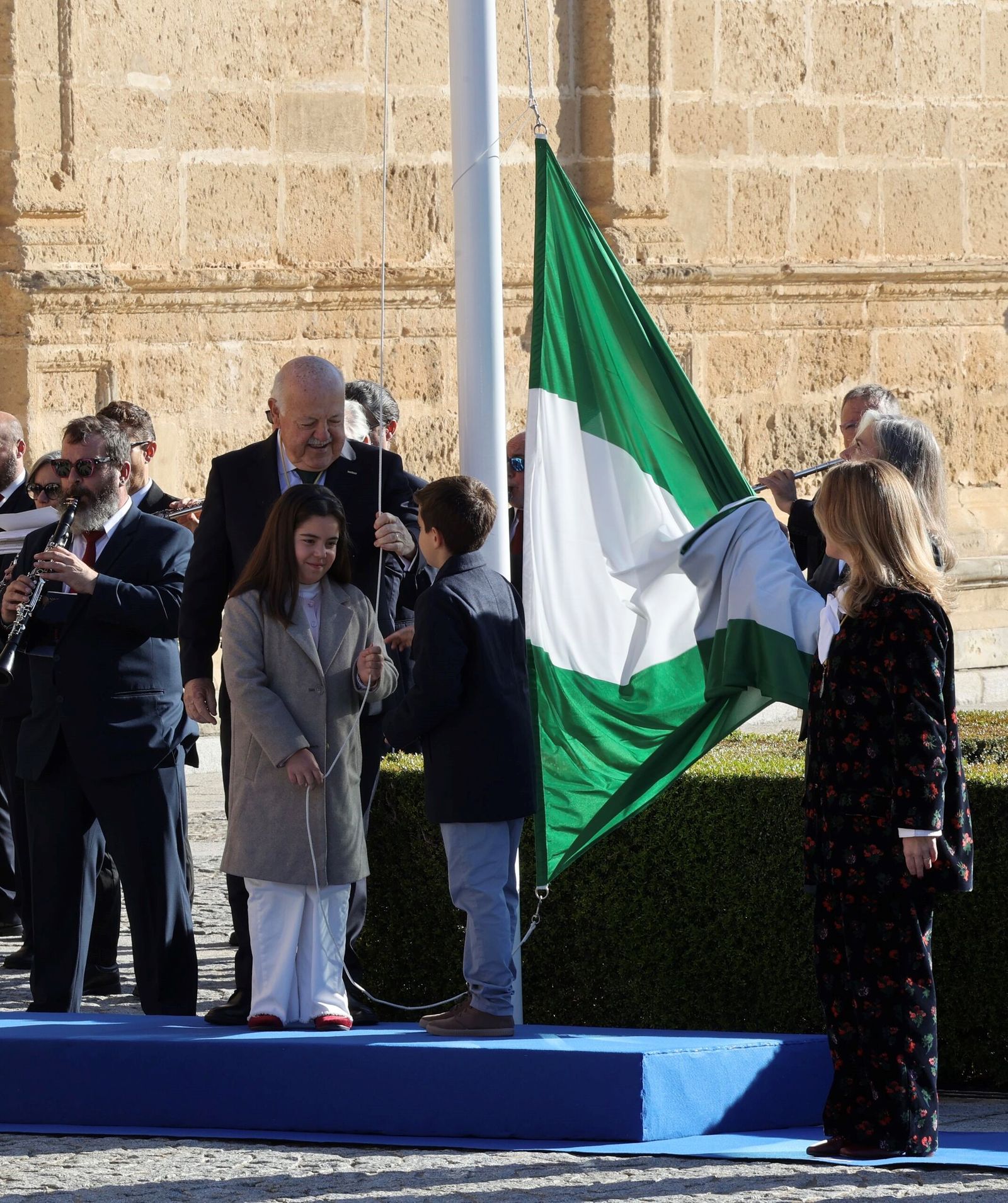 Izado de la bandera de Andalucía este sábado en el Parlamento.