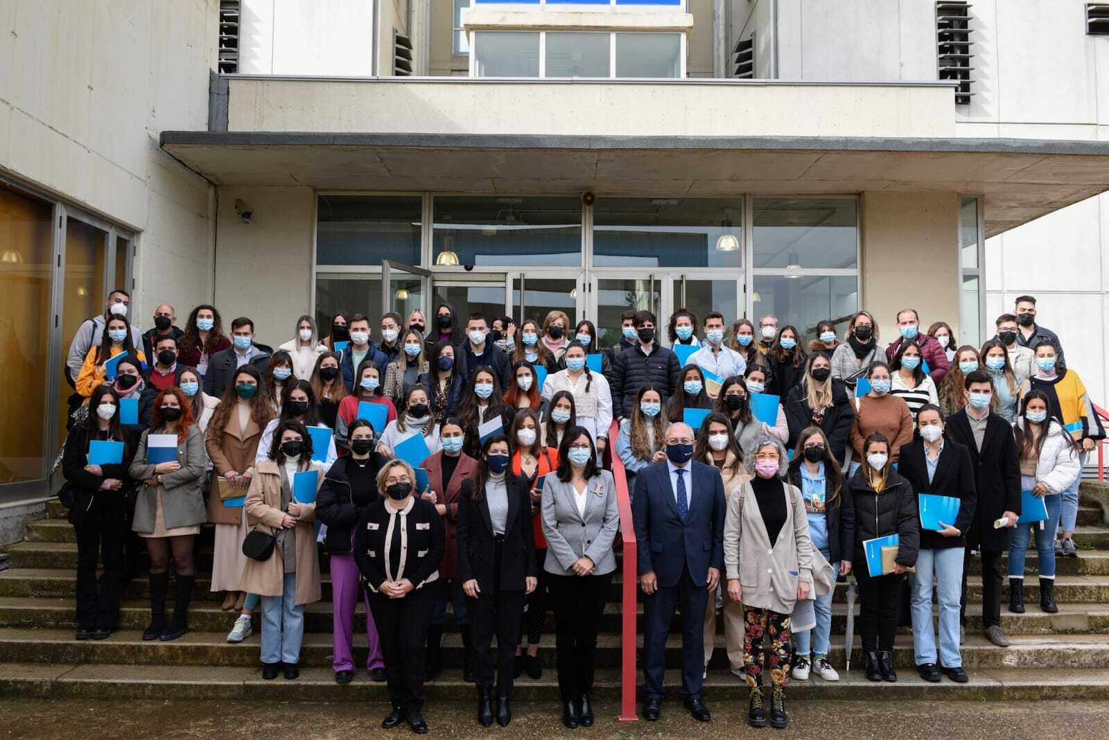 María Antonia Peña y Antonio de la Vega con los becados.