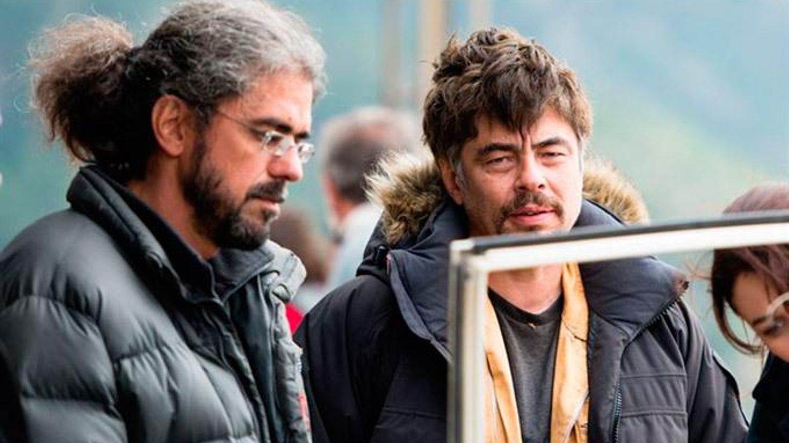 León de Aranoa y Benicio del Toro en el rodaje de Un día perfecto
