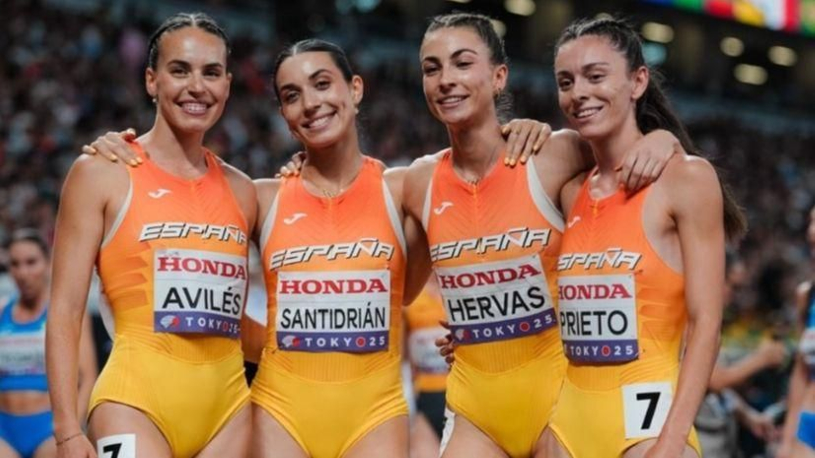 La barreña Ana Prieto (d), con el relevo 4x400 en el pasado Mundial de Tokio.