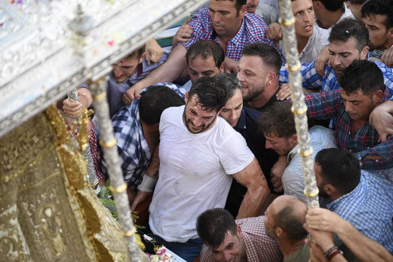 La Virgen del Rocío regresa a la iglesia tras 13 horas de procesión, en imágenes