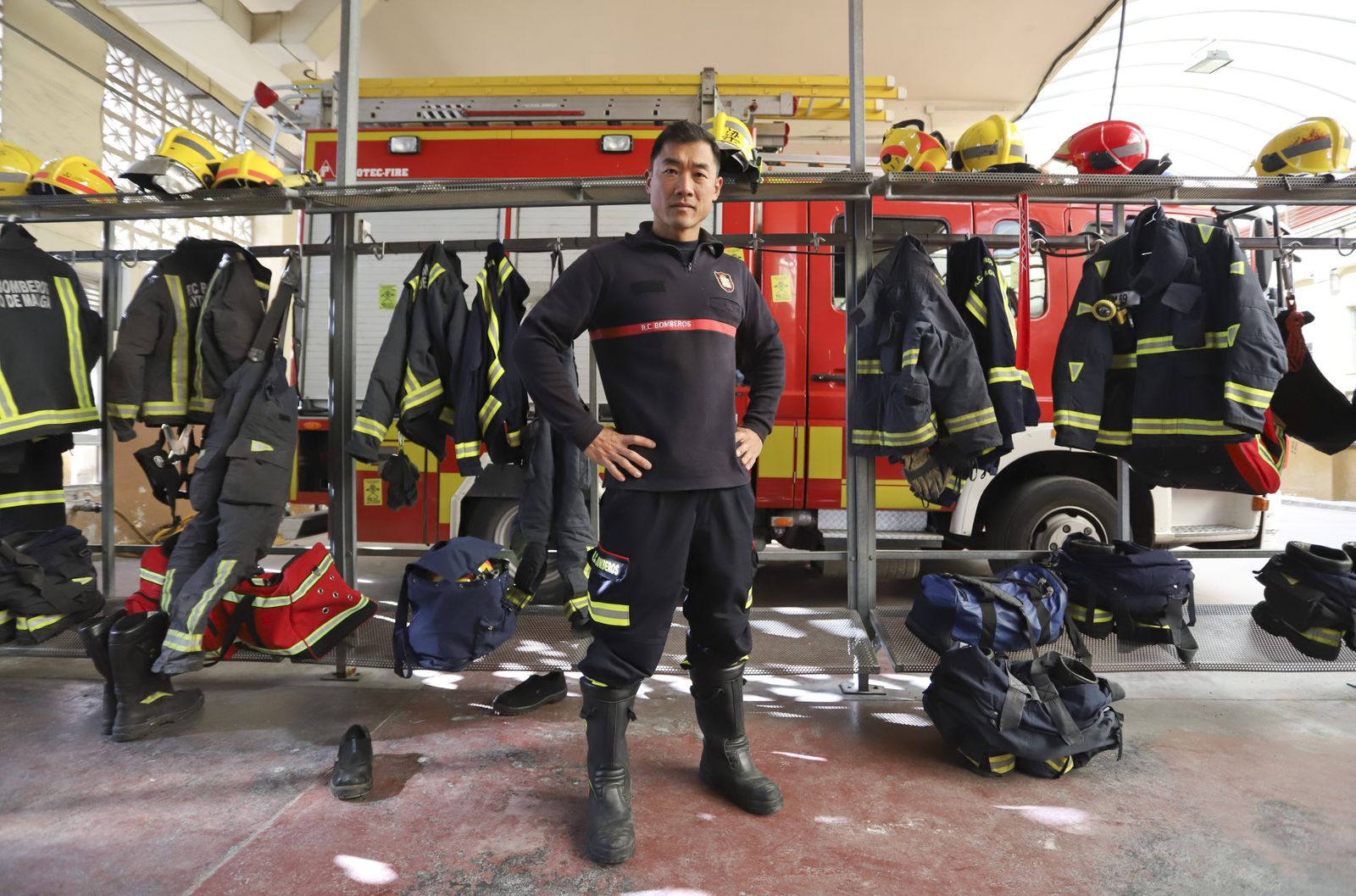 Liang, el bombero chino, en el parque central de Martiricos