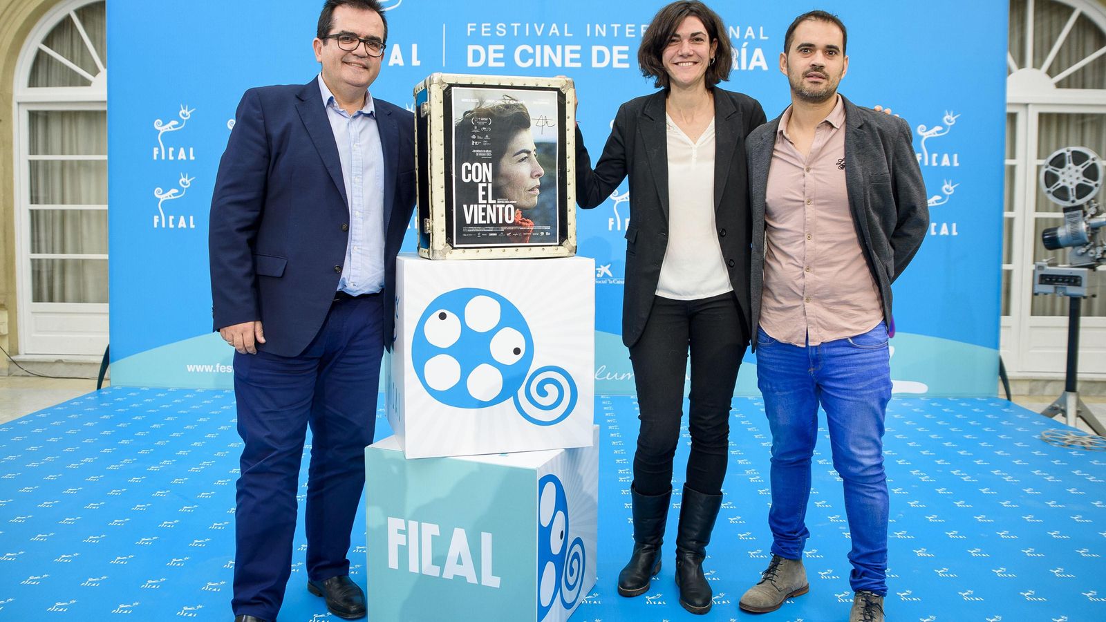 El diputado y el director del Festival junto a la directora del film.